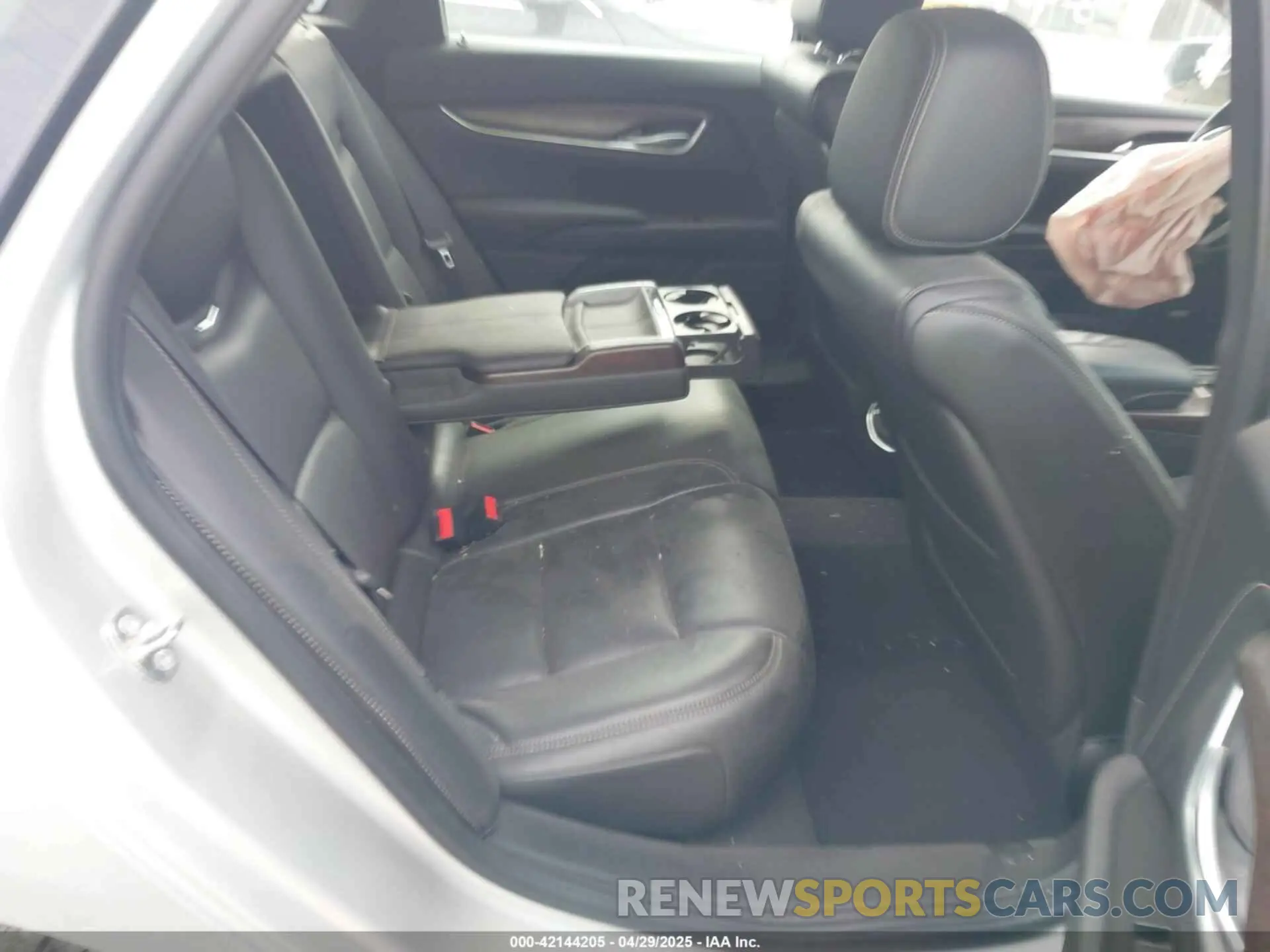 8 Photograph of a damaged car 2G61M5S31K9137814 CADILLAC XTS 2019