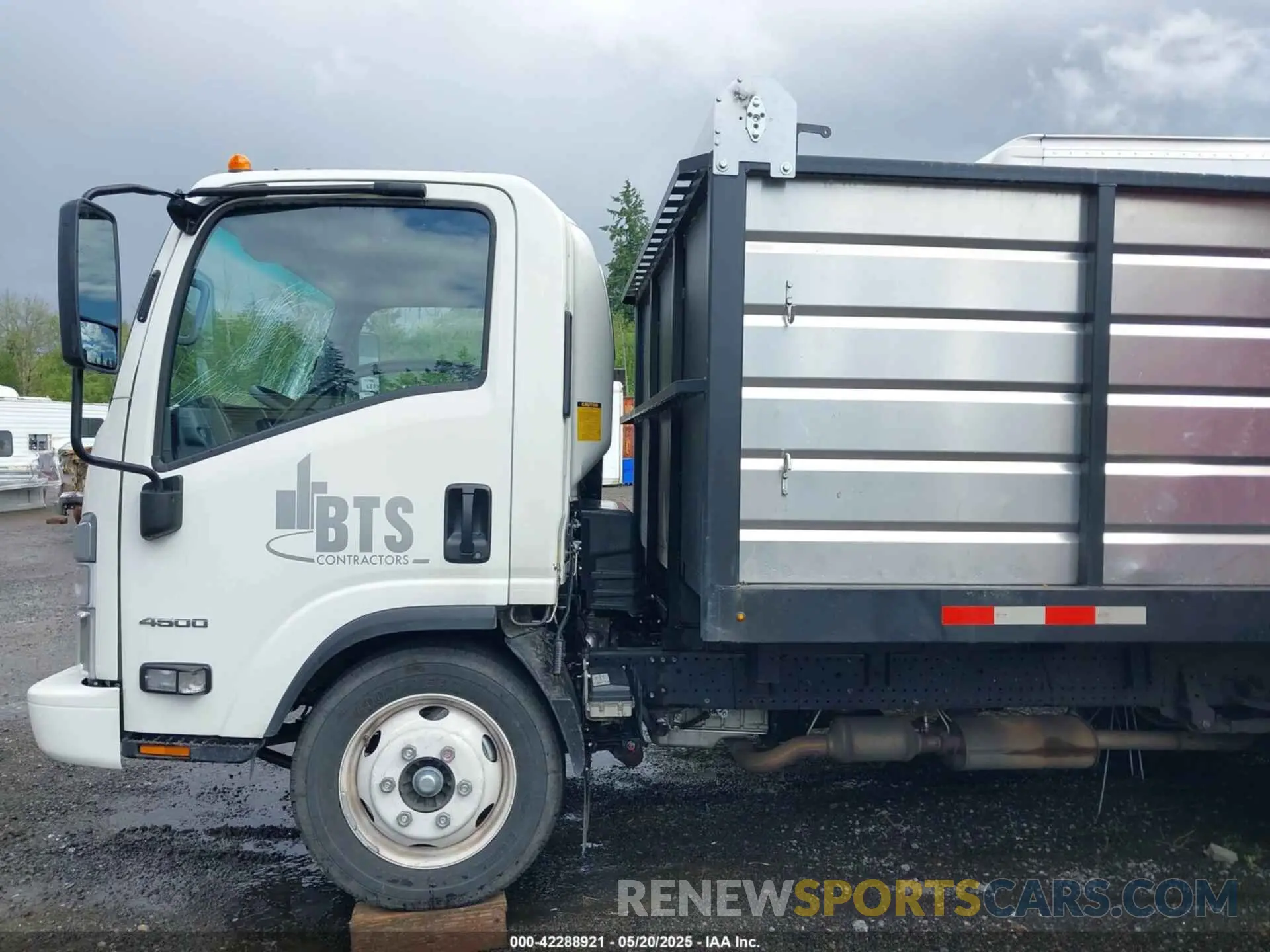 14 Photograph of a damaged car 54DCDW1D7RS203941 CHEVROLET 4500 HG LCF GAS 2024