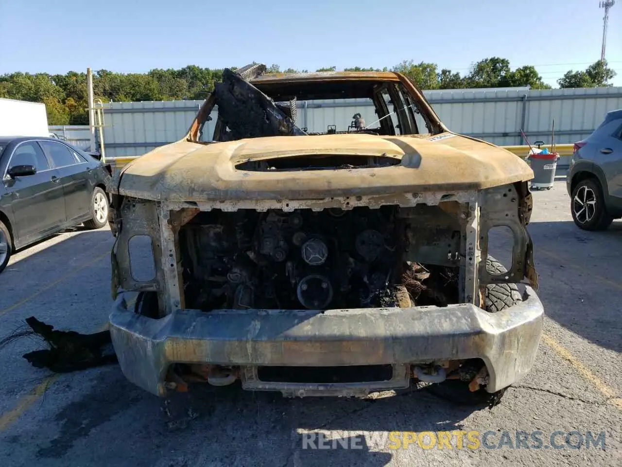 5 Photograph of a damaged car 1GC4YPEY3LF144094 CHEVROLET ALL Models 2020