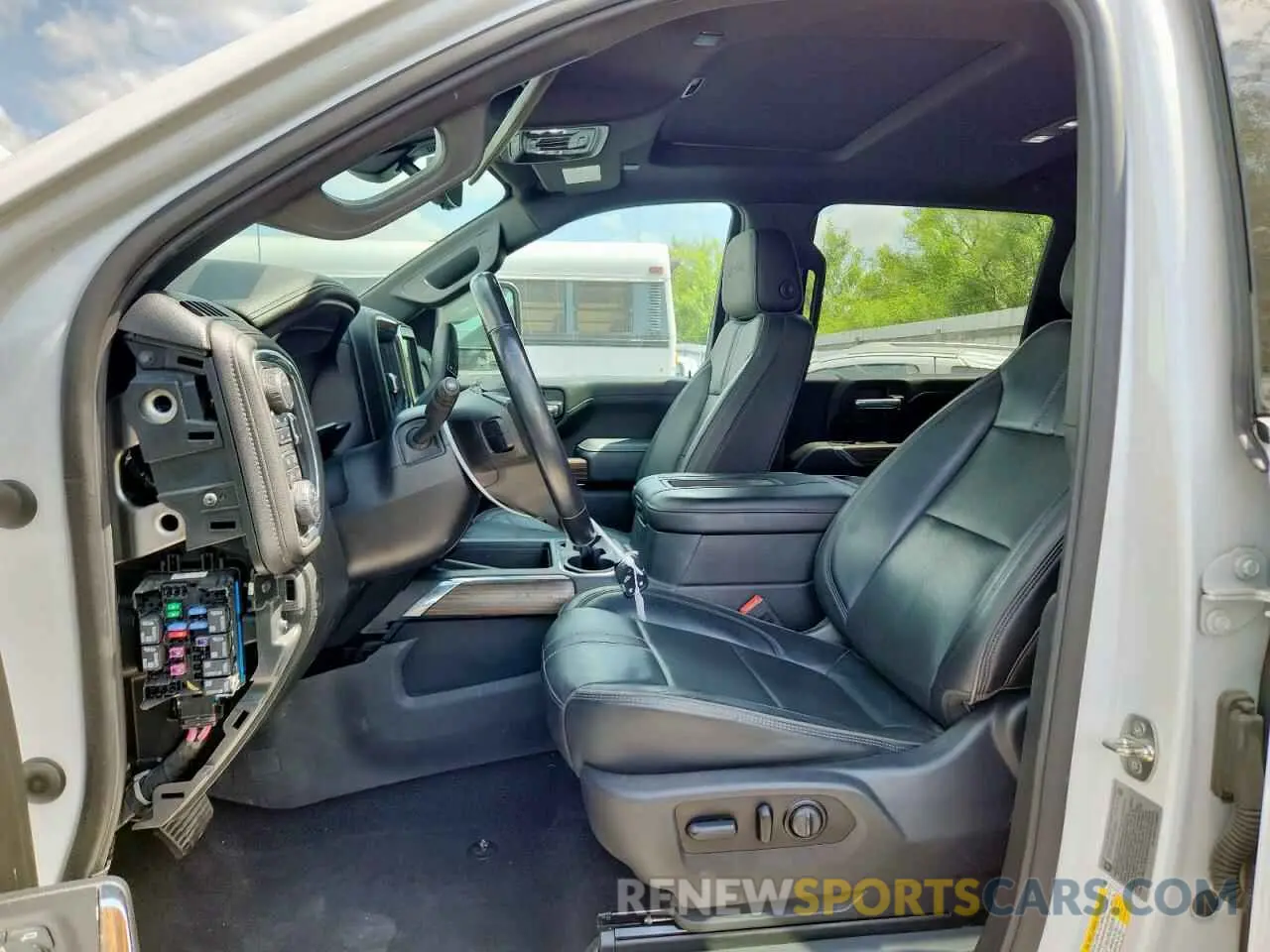7 Photograph of a damaged car 1GC4YREY4LF298048 CHEVROLET ALL Models 2020