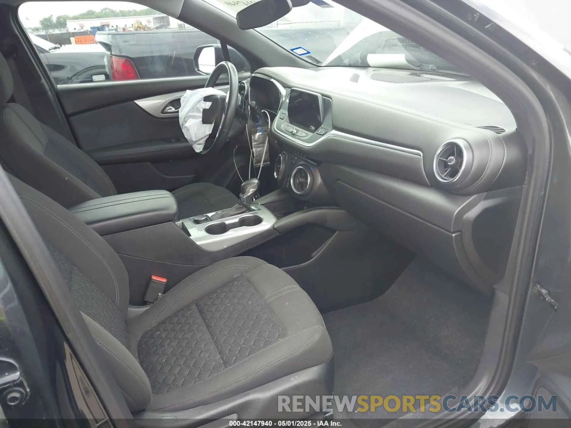 5 Photograph of a damaged car 3GNKBBRA0KS699143 CHEVROLET BLAZER 2019