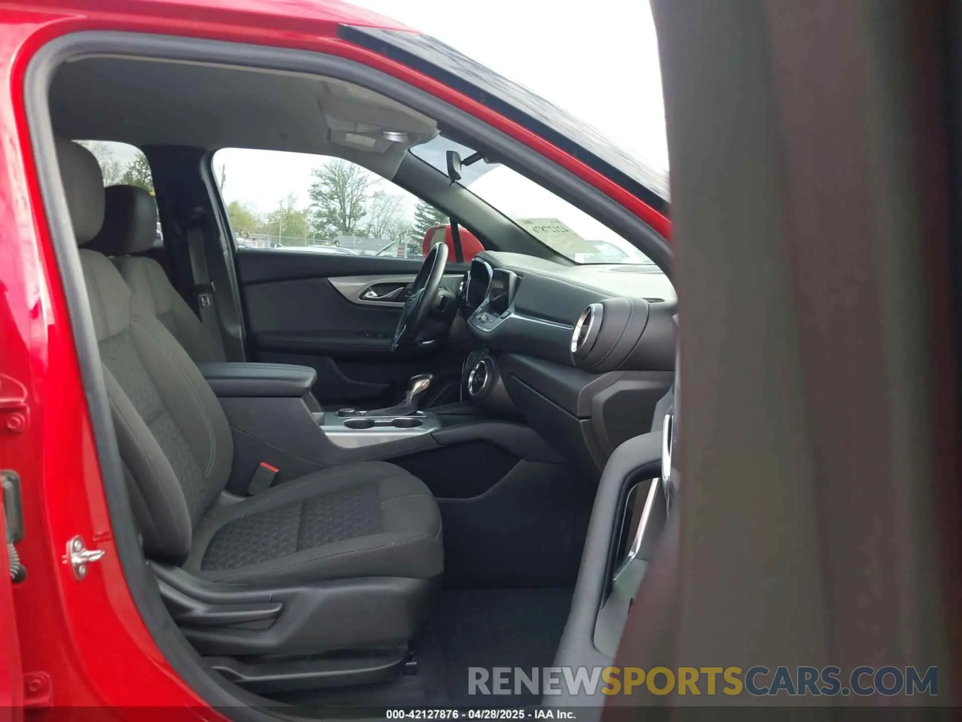 5 Photograph of a damaged car 3GNKBBRA3KS685012 CHEVROLET BLAZER 2019