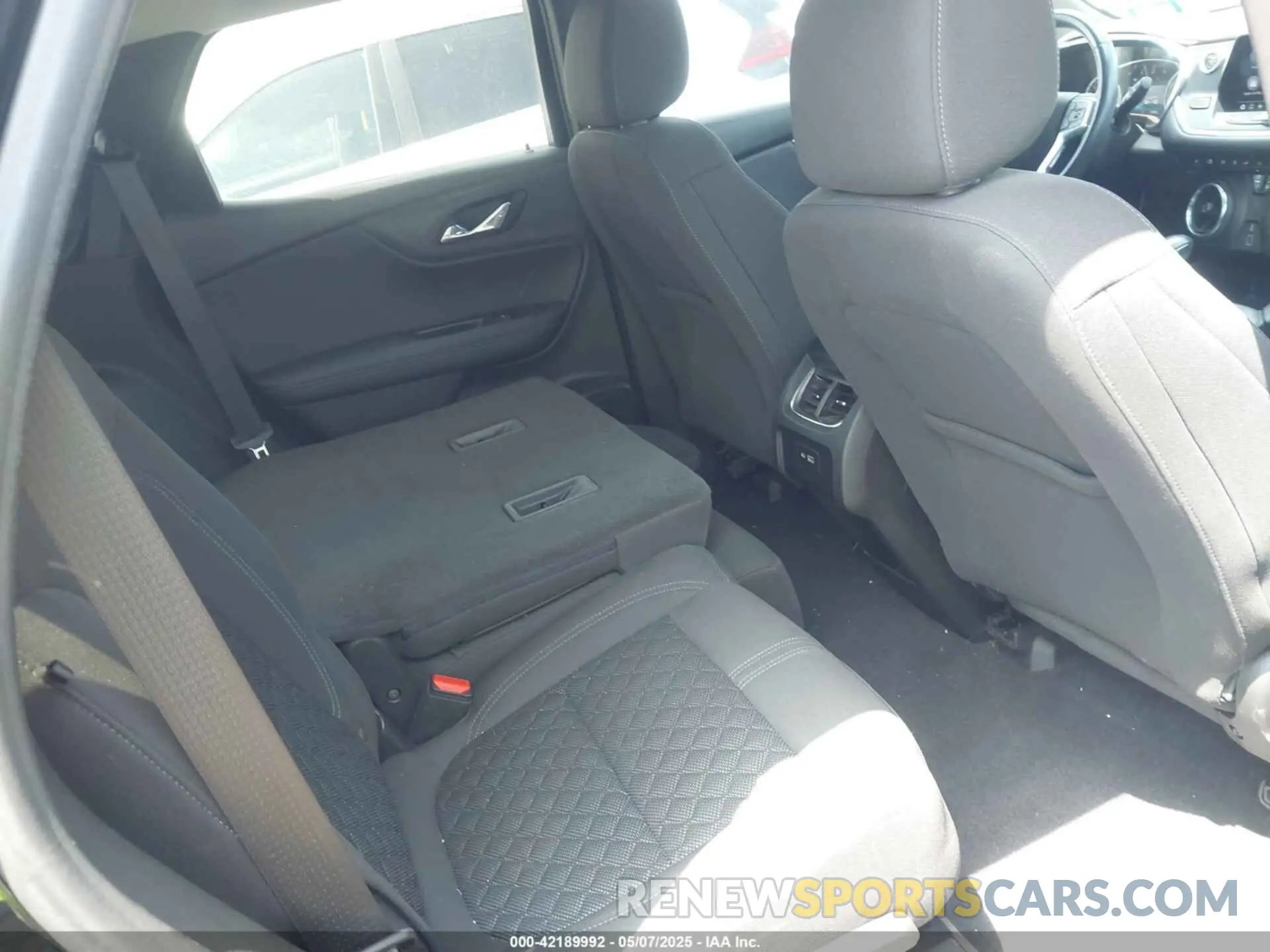 8 Photograph of a damaged car 3GNKBCRS2KS674226 CHEVROLET BLAZER 2019