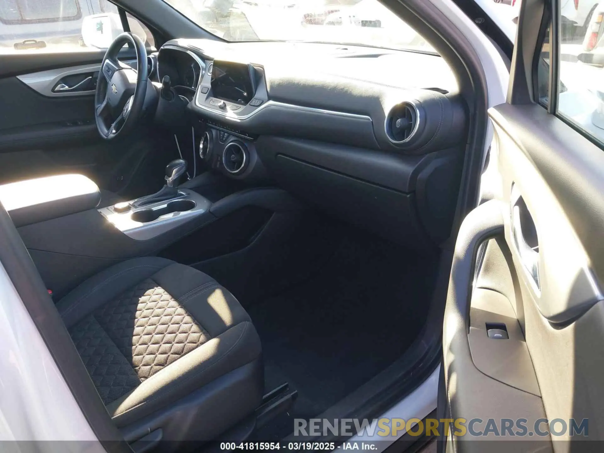5 Photograph of a damaged car 3GNKBCRS7KS652674 CHEVROLET BLAZER 2019