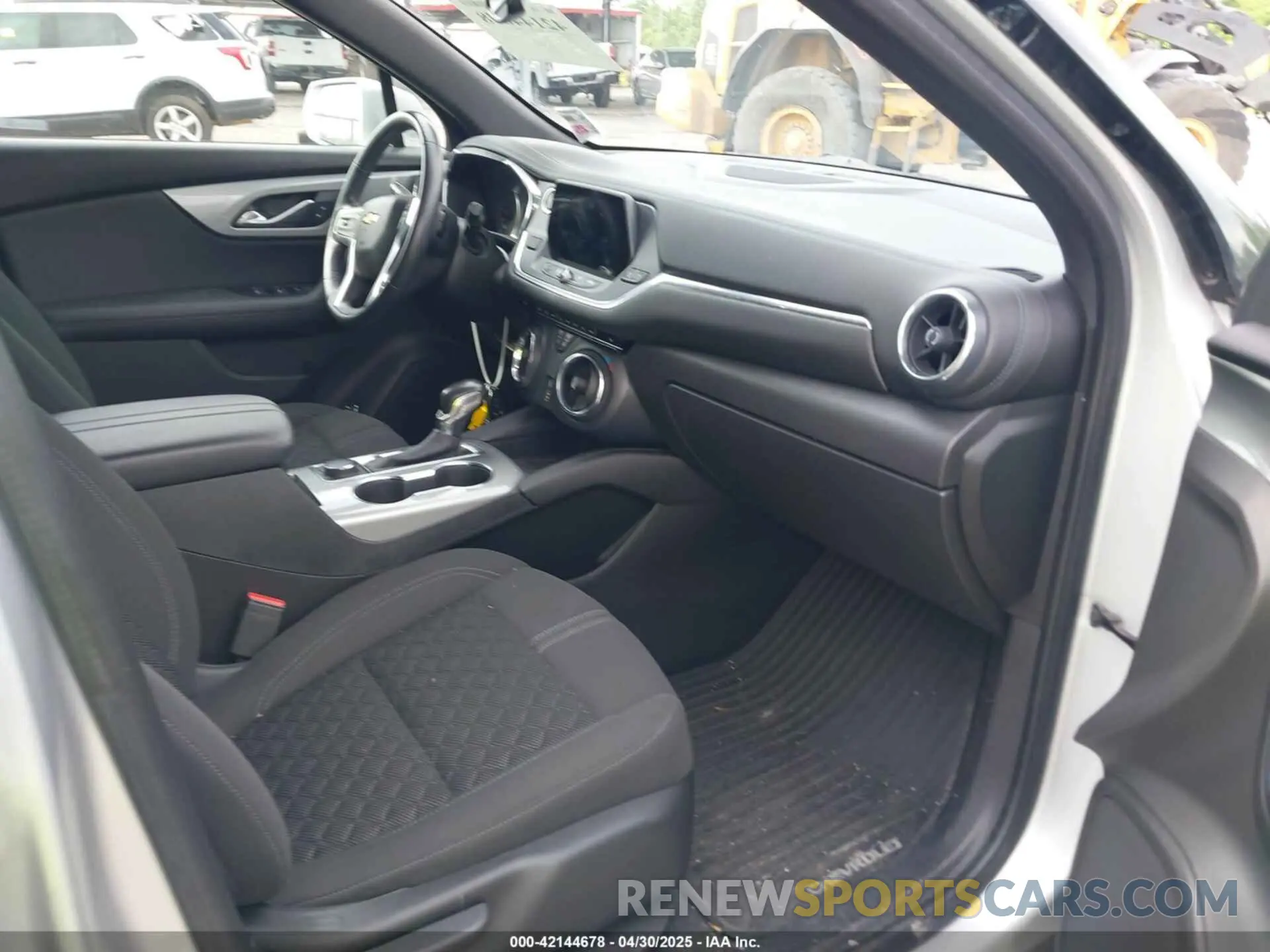 5 Photograph of a damaged car 3GNKBCRS8KS657026 CHEVROLET BLAZER 2019