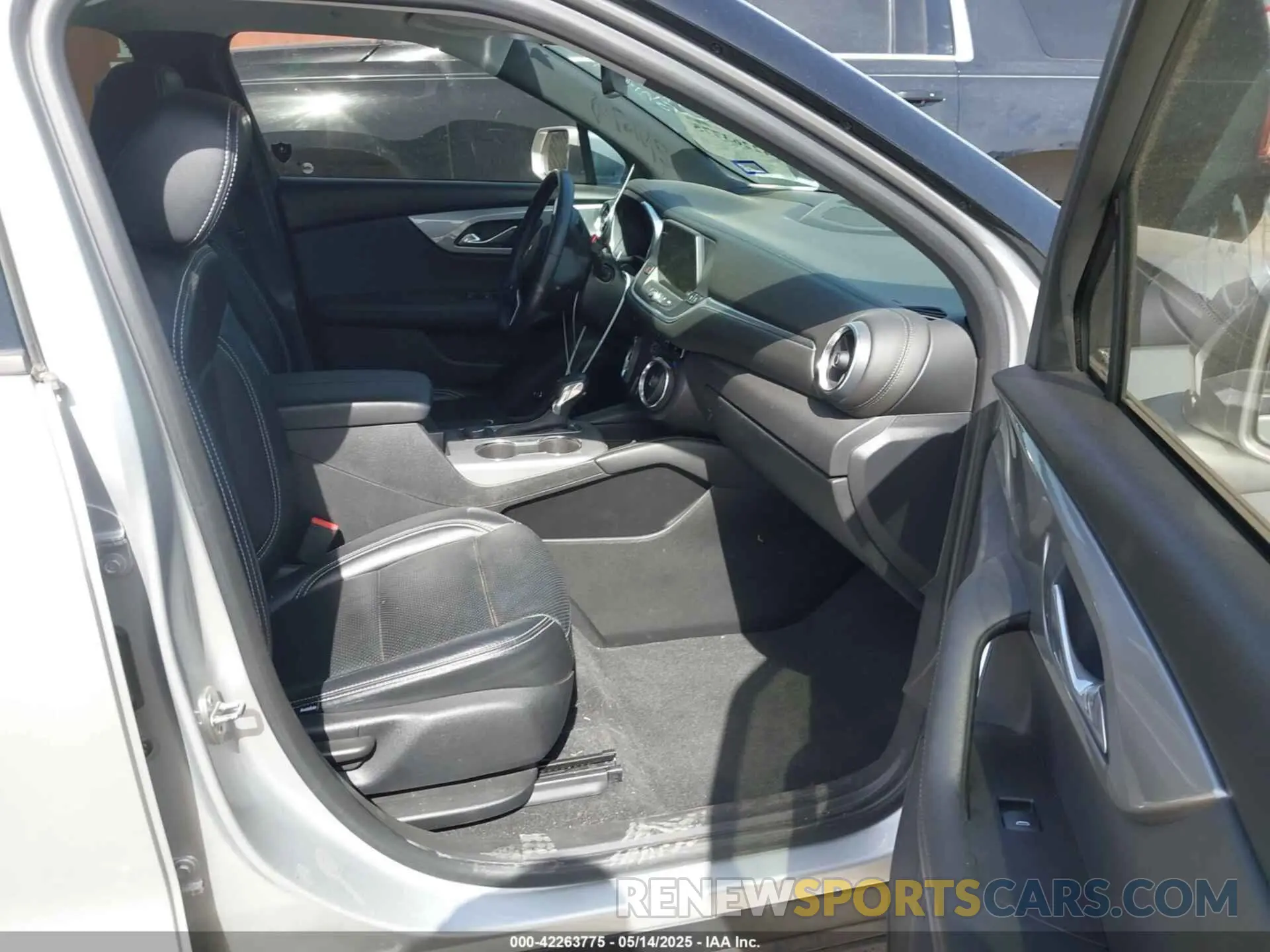 5 Photograph of a damaged car 3GNKBCRS8KS682122 CHEVROLET BLAZER 2019