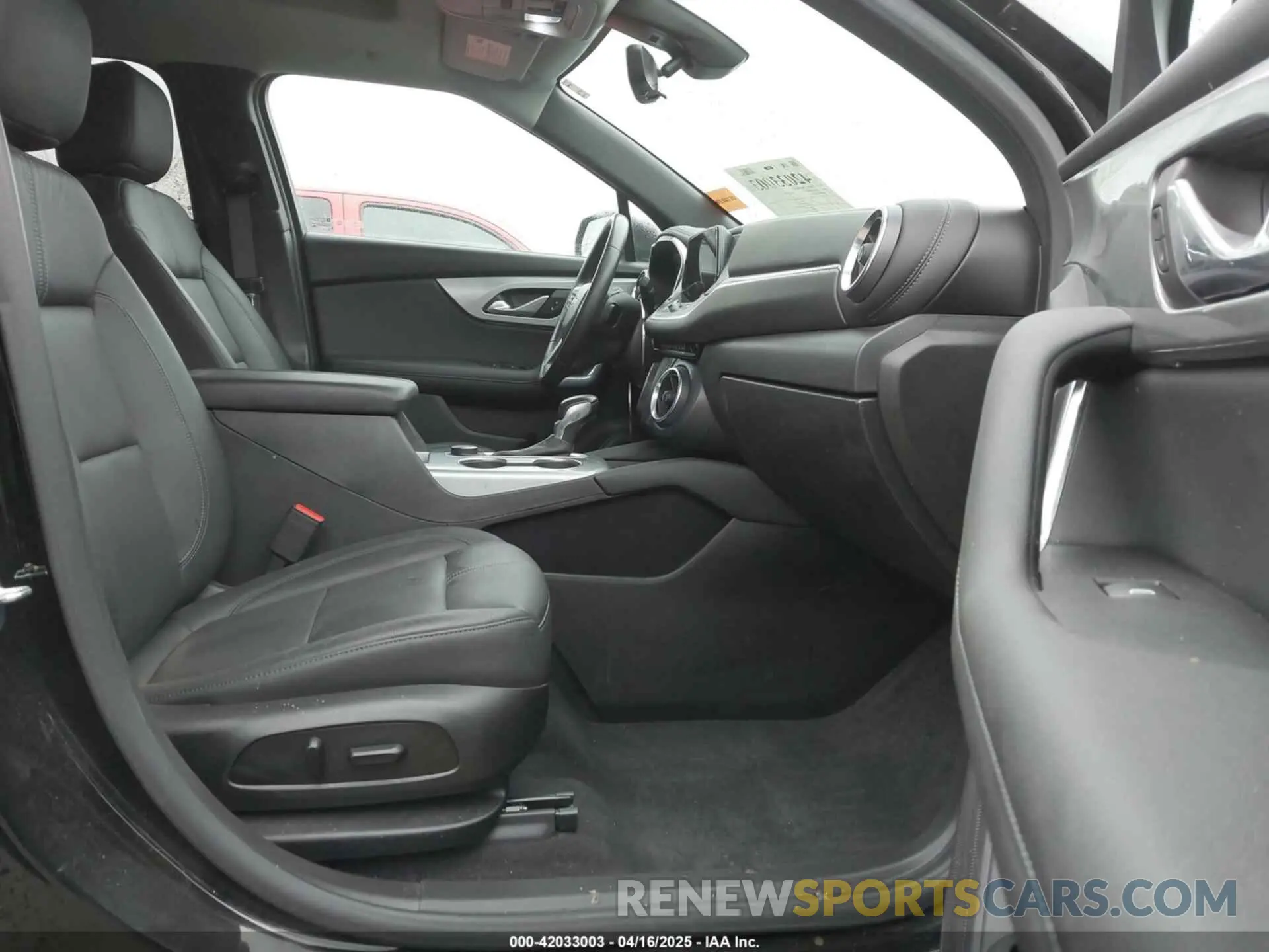 5 Photograph of a damaged car 3GNKBDRS0KS666082 CHEVROLET BLAZER 2019