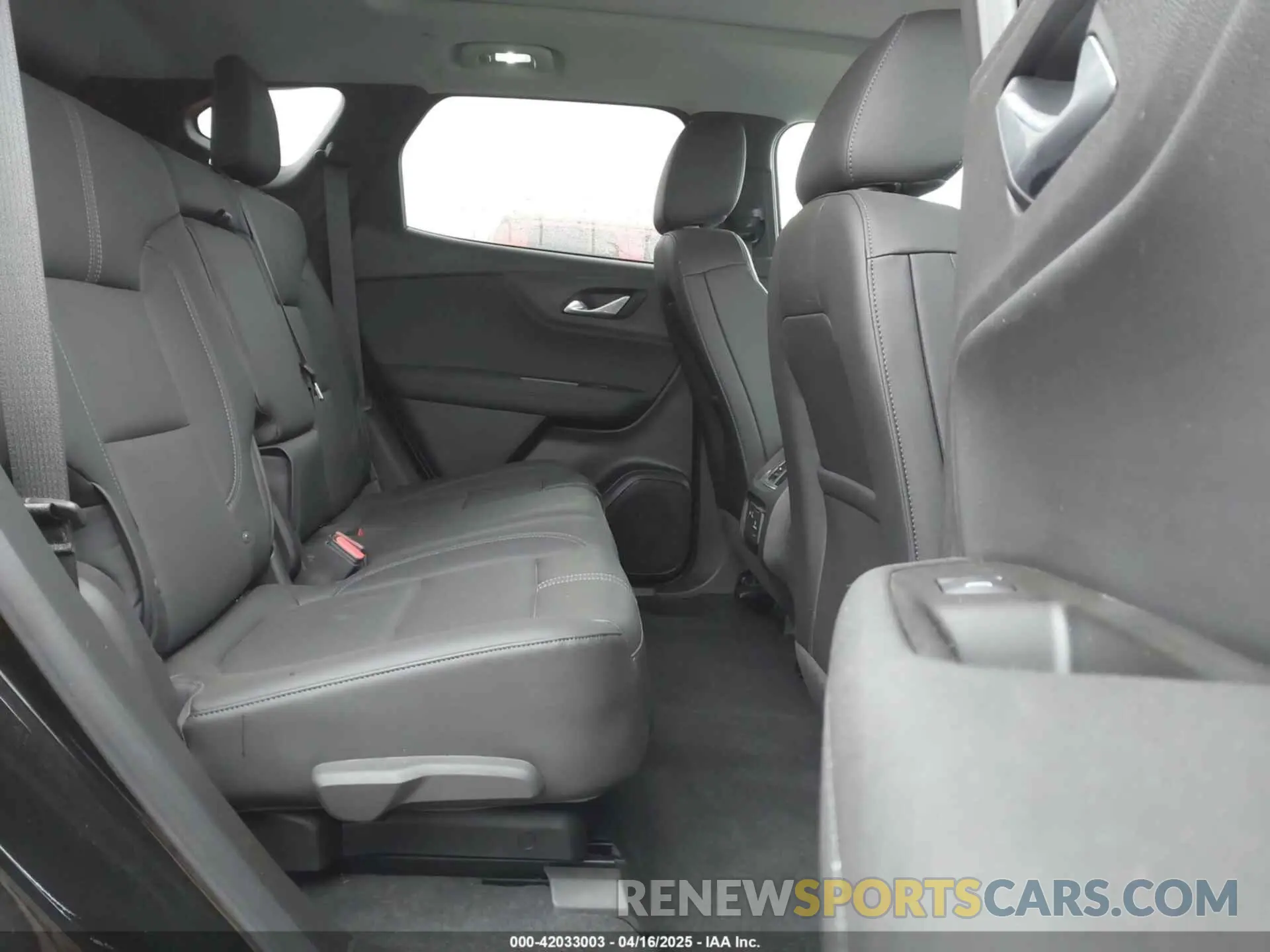 8 Photograph of a damaged car 3GNKBDRS0KS666082 CHEVROLET BLAZER 2019