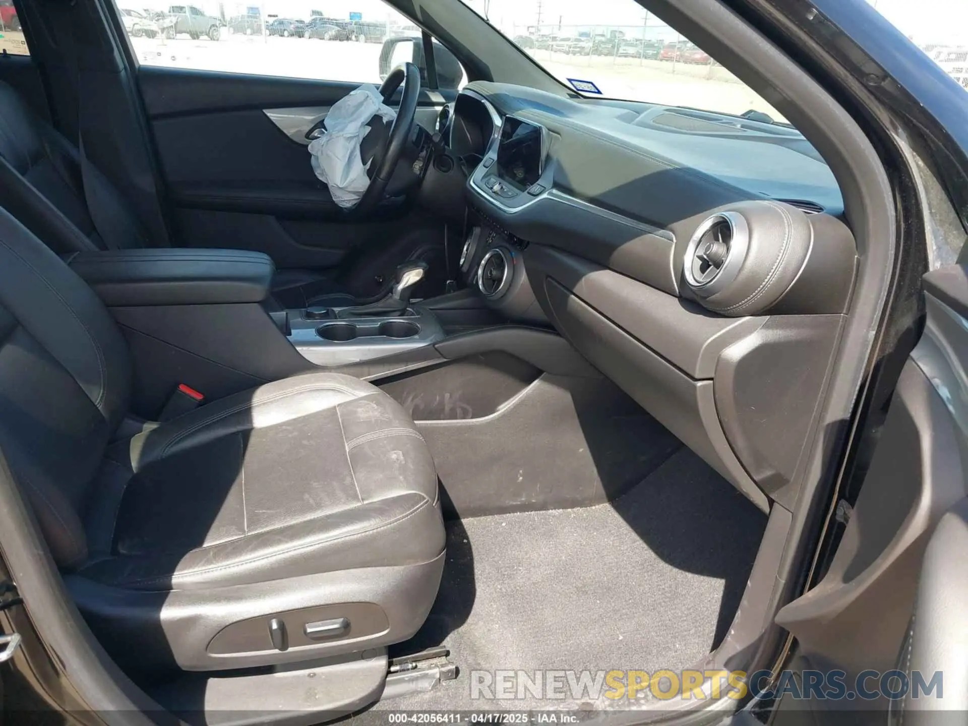 5 Photograph of a damaged car 3GNKBDRSXKS640962 CHEVROLET BLAZER 2019