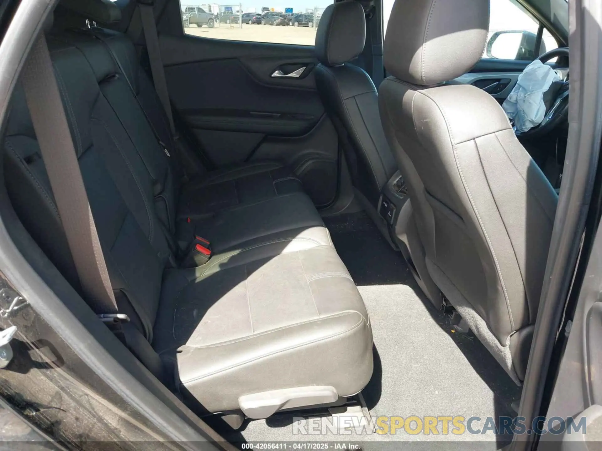 8 Photograph of a damaged car 3GNKBDRSXKS640962 CHEVROLET BLAZER 2019