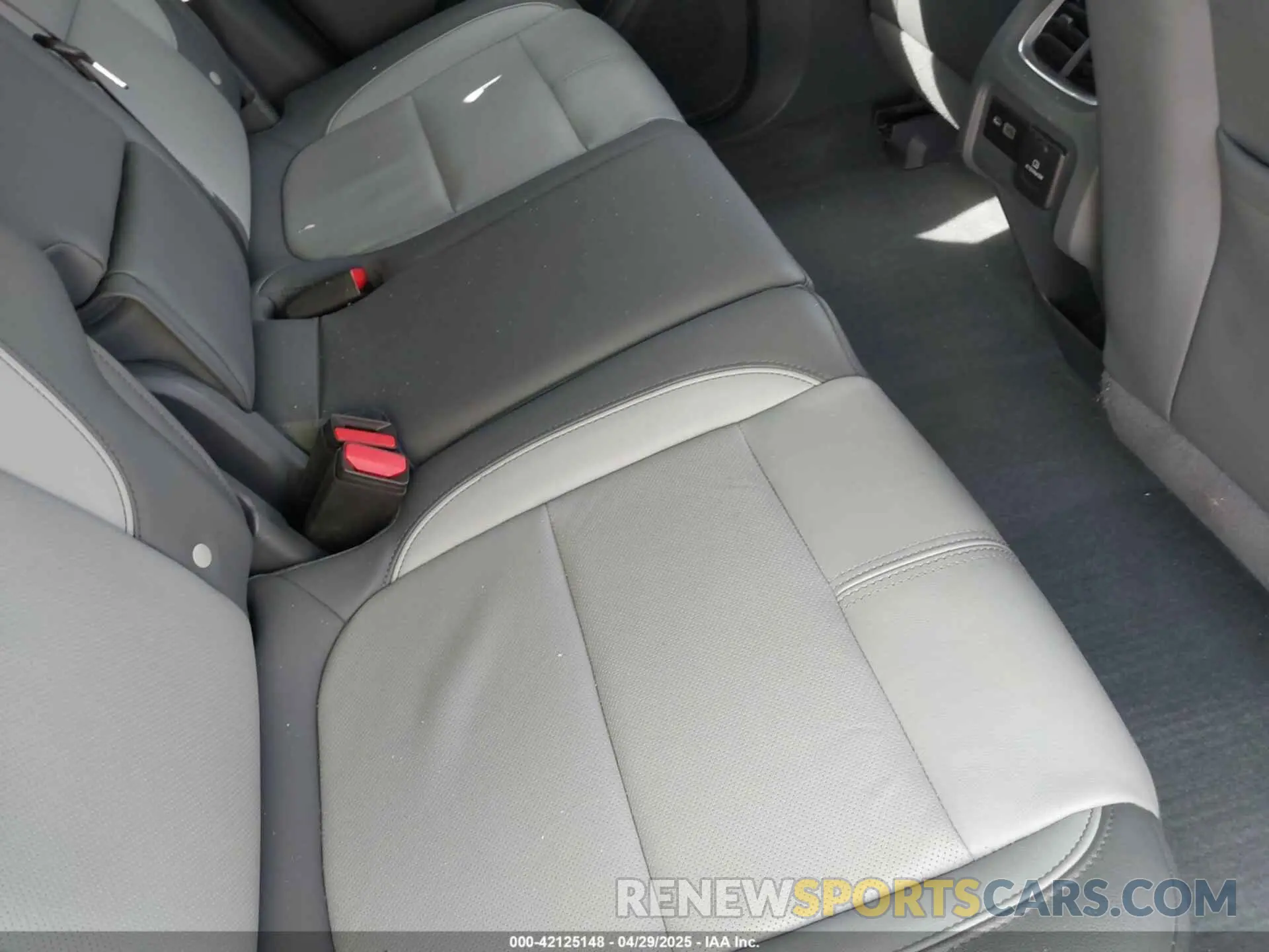 8 Photograph of a damaged car 3GNKBHRS6KS677627 CHEVROLET BLAZER 2019