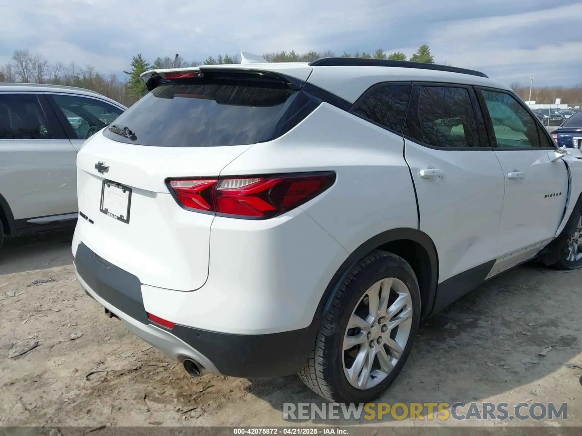 4 Photograph of a damaged car 3GNKBHRSXKS591317 CHEVROLET BLAZER 2019