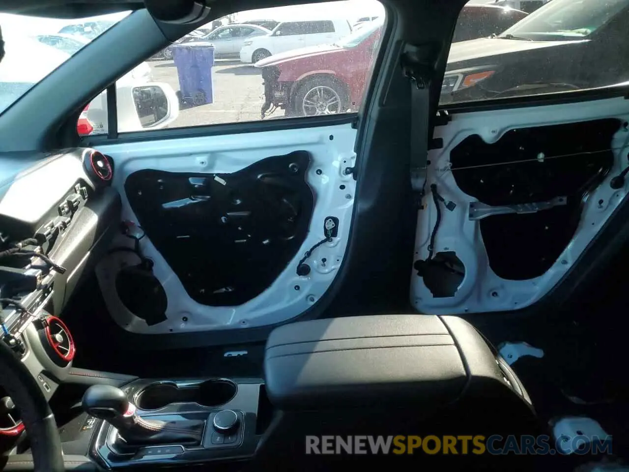 8 Photograph of a damaged car 3GNKBJRSXKS661583 CHEVROLET BLAZER 2019