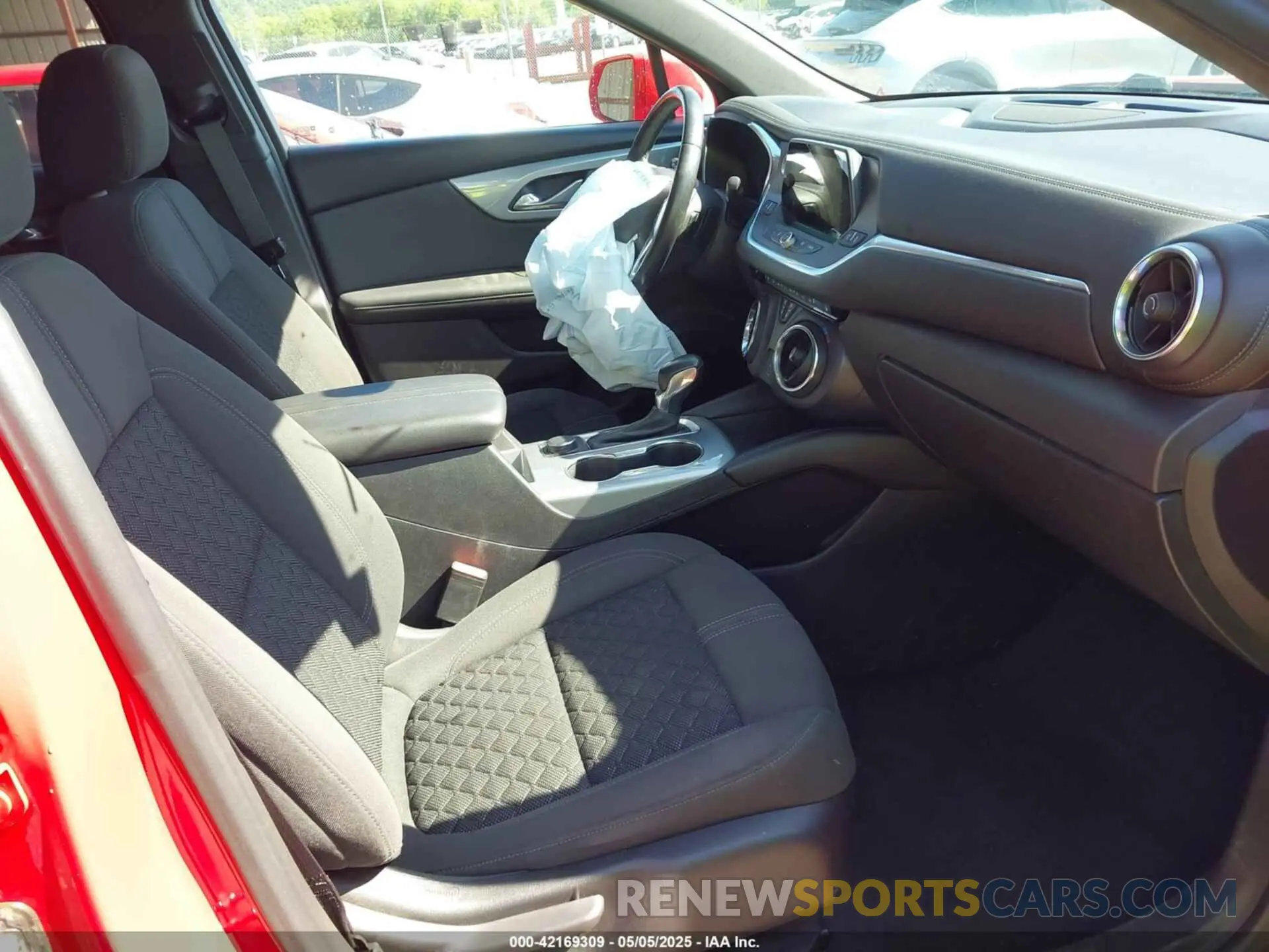 5 Photograph of a damaged car 3GNKBBRA0LS589890 CHEVROLET BLAZER 2020