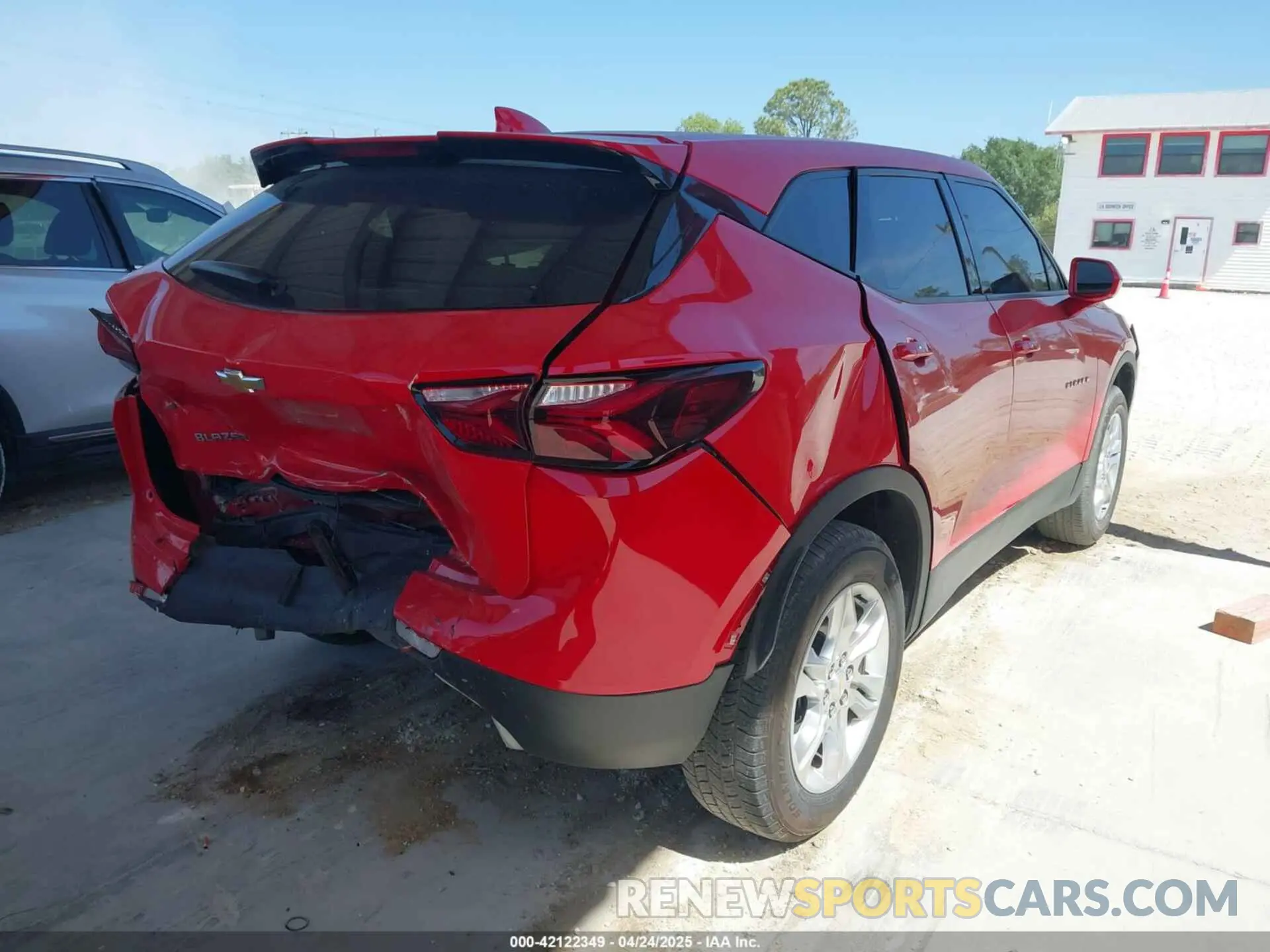 4 Photograph of a damaged car 3GNKBBRA1LS669618 CHEVROLET BLAZER 2020