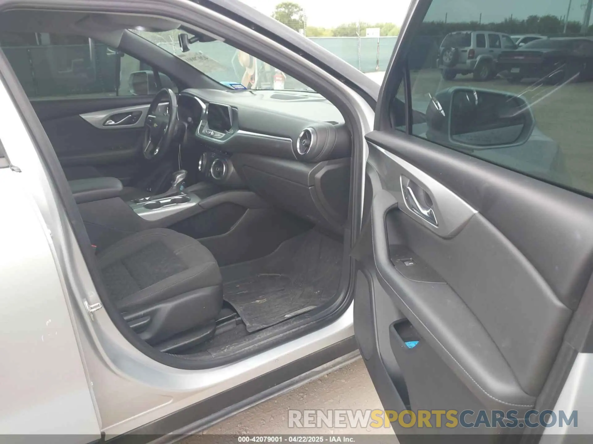5 Photograph of a damaged car 3GNKBBRA6LS563522 CHEVROLET BLAZER 2020