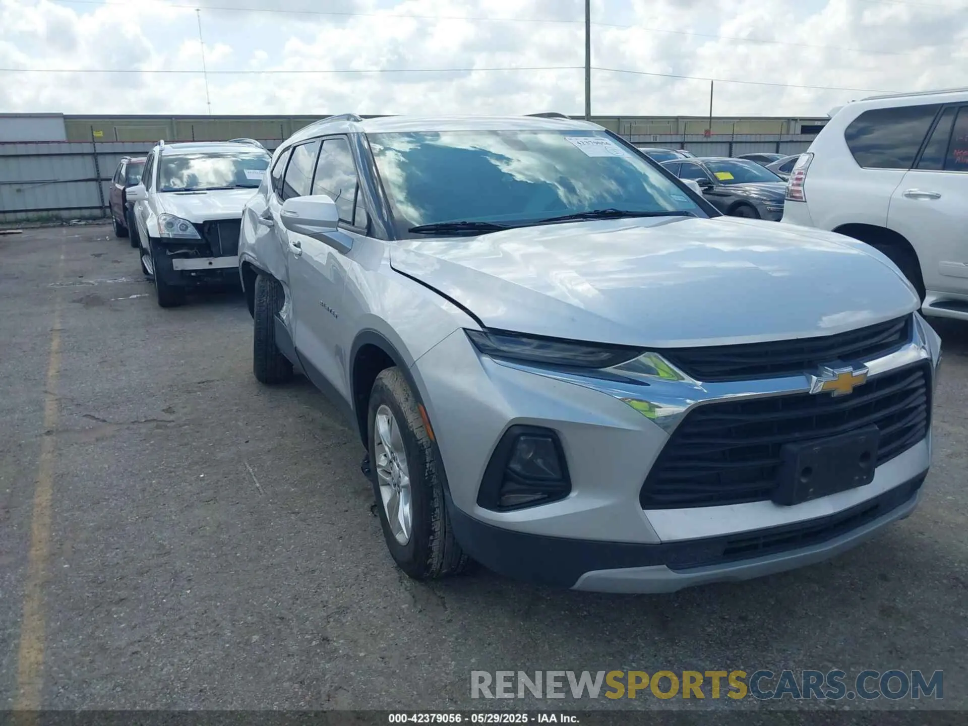 1 Photograph of a damaged car 3GNKBBRA8LS700895 CHEVROLET BLAZER 2020