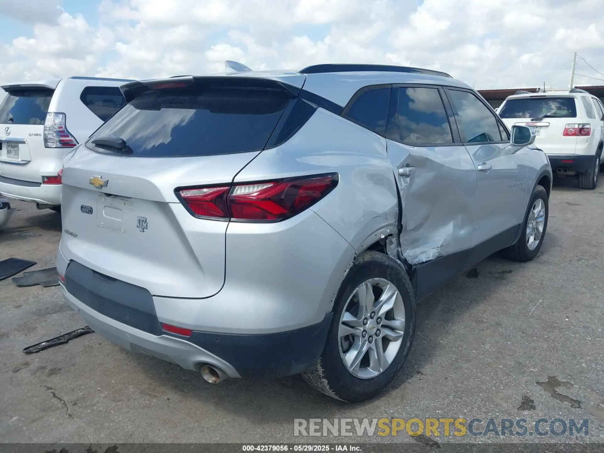 4 Photograph of a damaged car 3GNKBBRA8LS700895 CHEVROLET BLAZER 2020