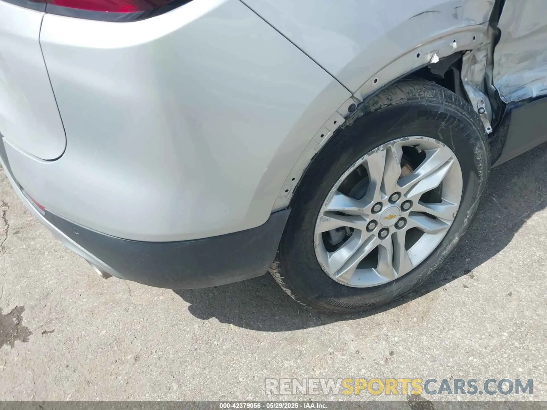 6 Photograph of a damaged car 3GNKBBRA8LS700895 CHEVROLET BLAZER 2020