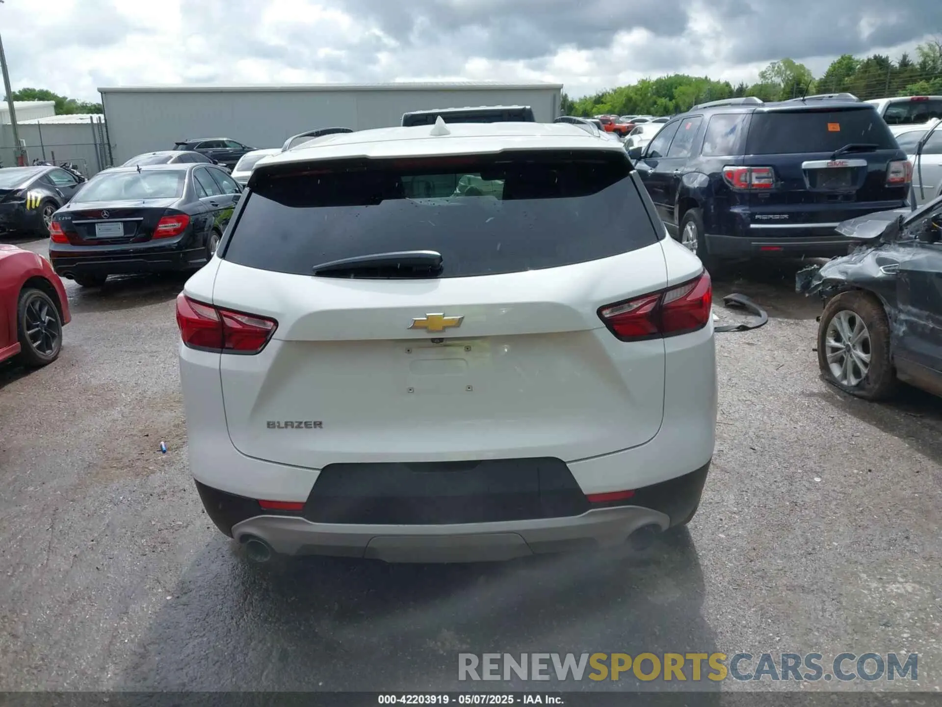 17 Photograph of a damaged car 3GNKBCRS0LS536198 CHEVROLET BLAZER 2020