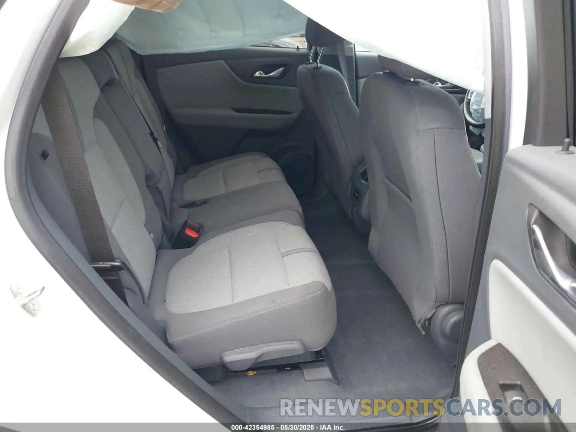 8 Photograph of a damaged car 3GNKBCRS8LS710020 CHEVROLET BLAZER 2020
