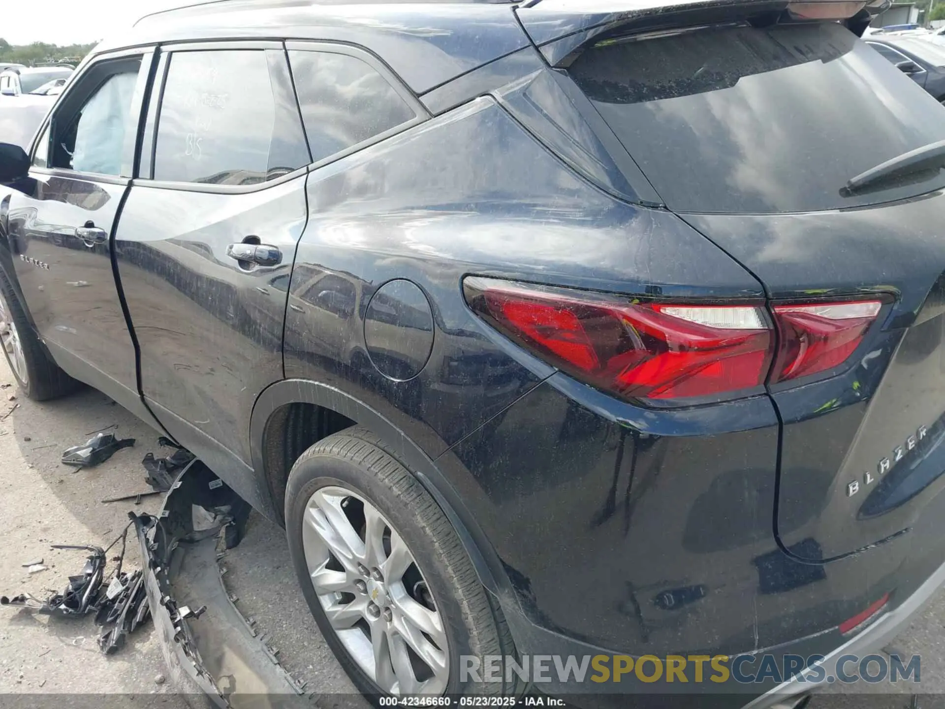 3 Photograph of a damaged car 3GNKBDRS3LS555625 CHEVROLET BLAZER 2020