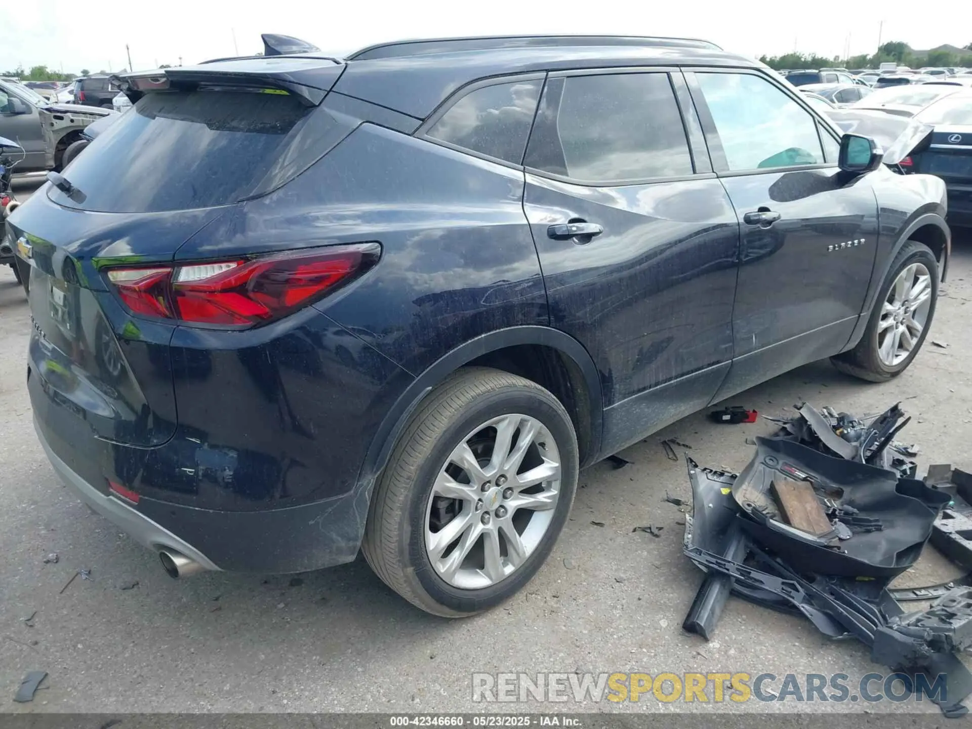 4 Photograph of a damaged car 3GNKBDRS3LS555625 CHEVROLET BLAZER 2020