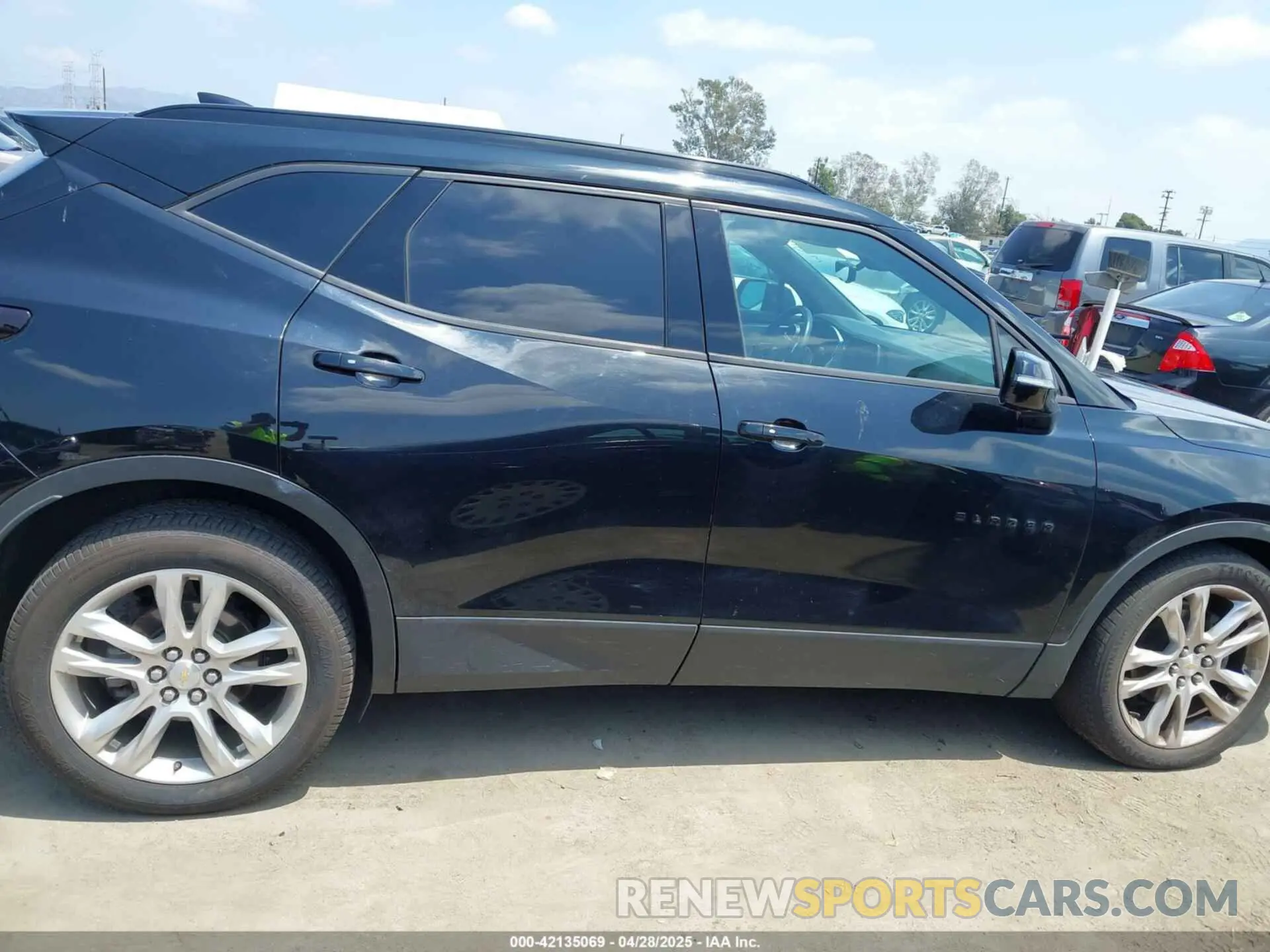 13 Photograph of a damaged car 3GNKBDRS4LS587189 CHEVROLET BLAZER 2020