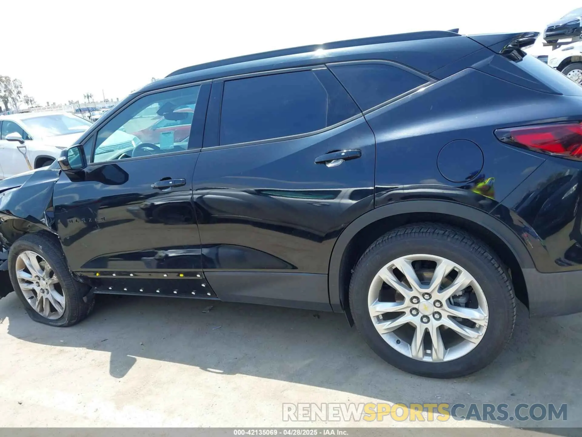 14 Photograph of a damaged car 3GNKBDRS4LS587189 CHEVROLET BLAZER 2020