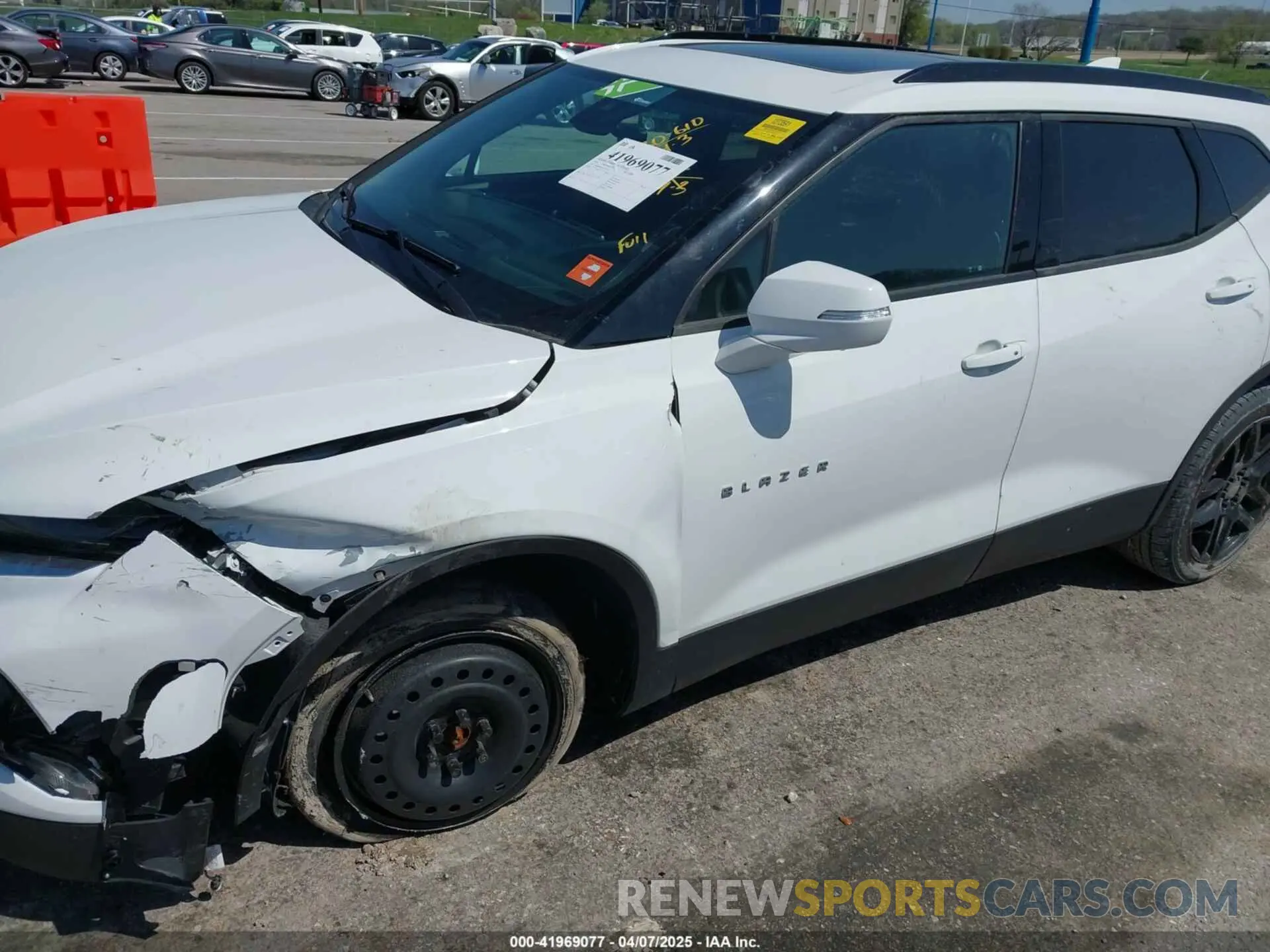 17 Photograph of a damaged car 3GNKBDRS4LS713275 CHEVROLET BLAZER 2020