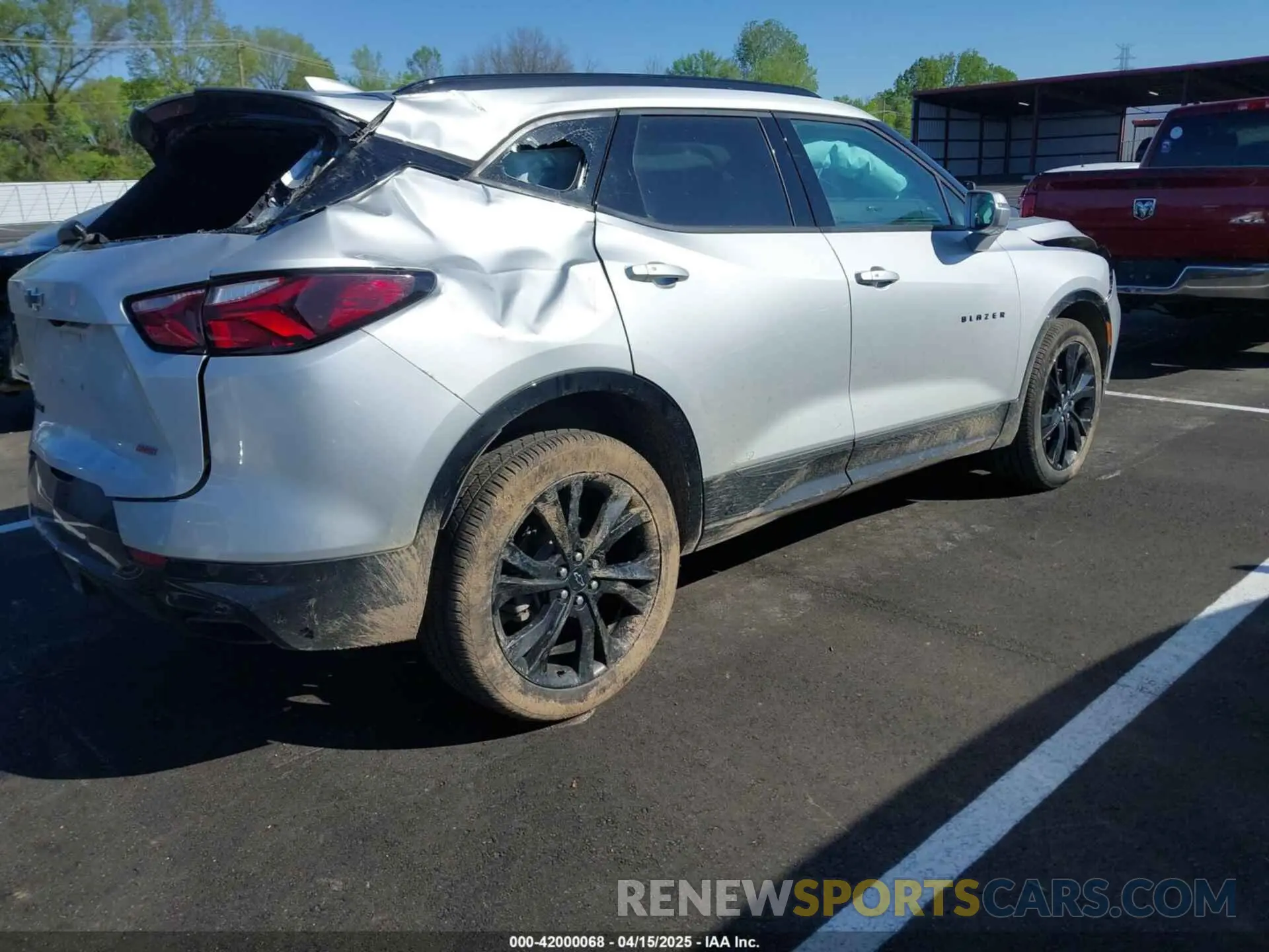 4 Photograph of a damaged car 3GNKBERS0LS723324 CHEVROLET BLAZER 2020
