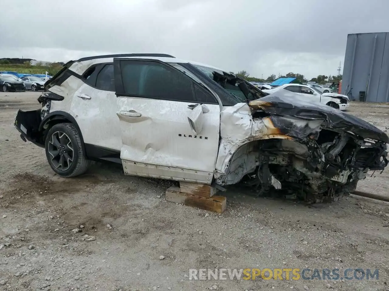 4 Photograph of a damaged car 3GNKBERS2LS631437 CHEVROLET BLAZER 2020