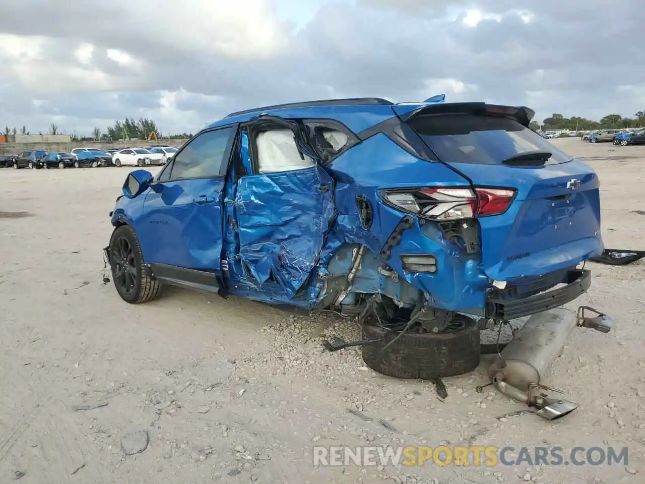 2 Photograph of a damaged car 3GNKBERS3LS556182 CHEVROLET BLAZER 2020