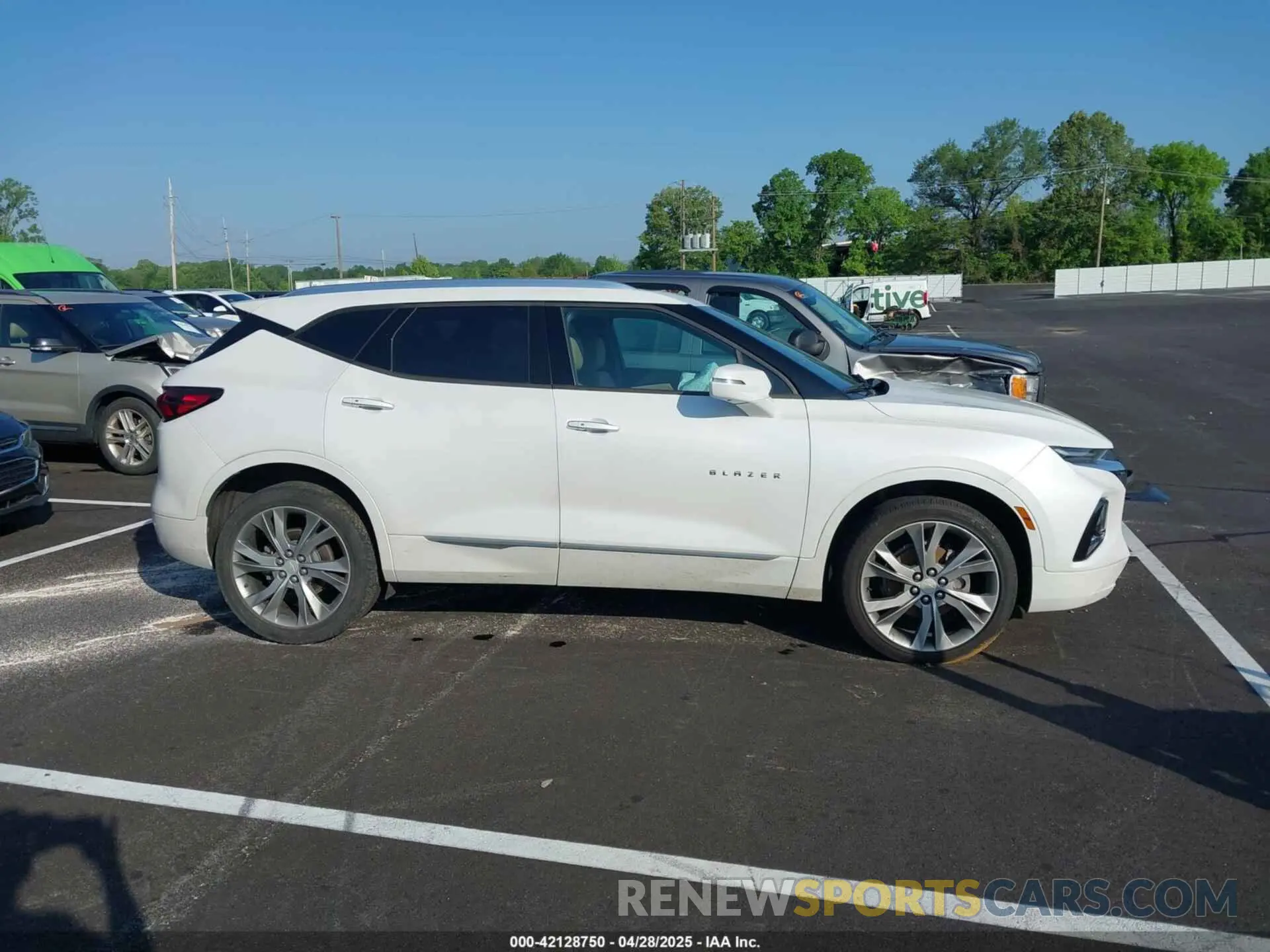 13 Photograph of a damaged car 3GNKBFRS9LS559920 CHEVROLET BLAZER 2020