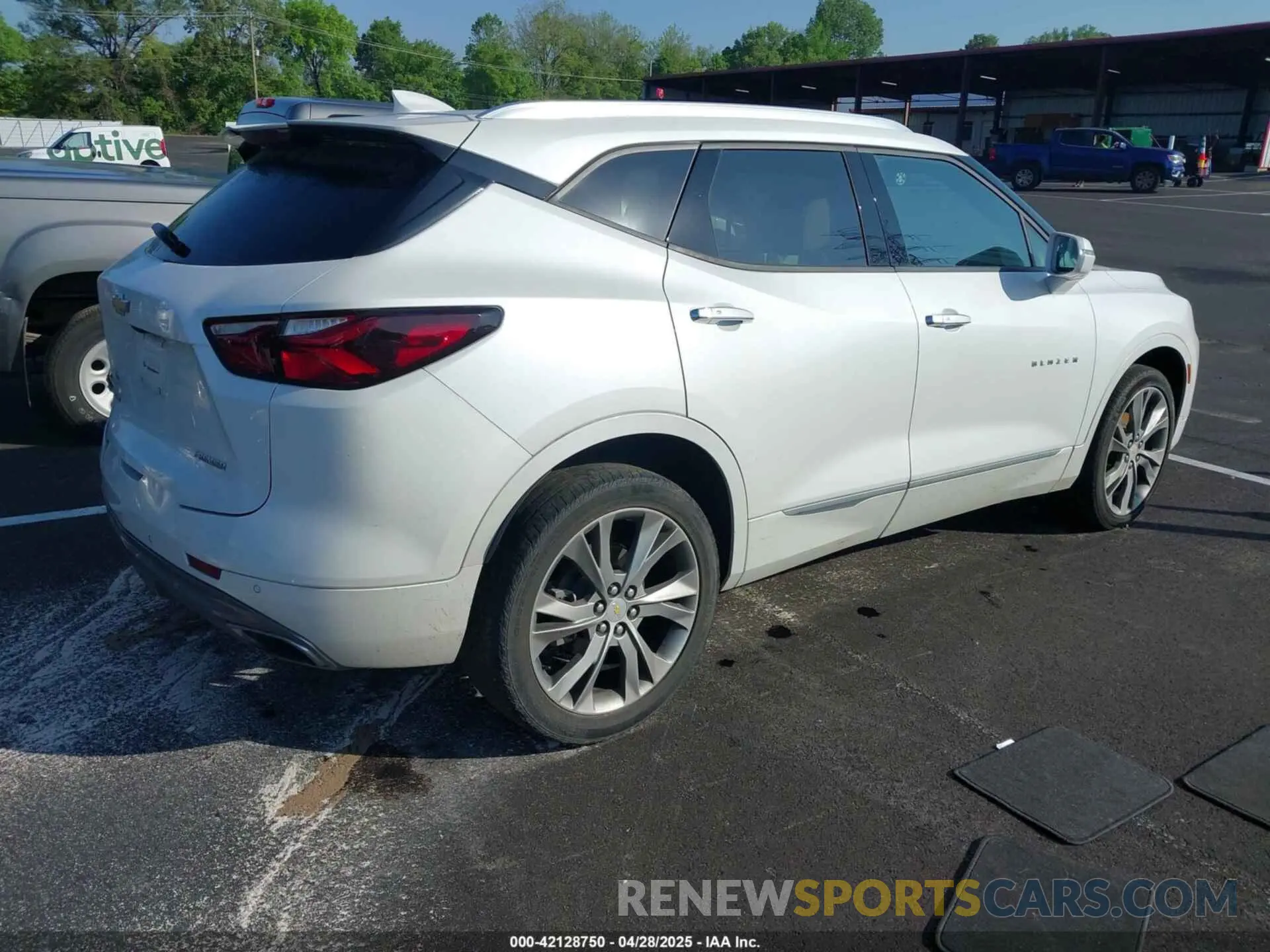 4 Photograph of a damaged car 3GNKBFRS9LS559920 CHEVROLET BLAZER 2020