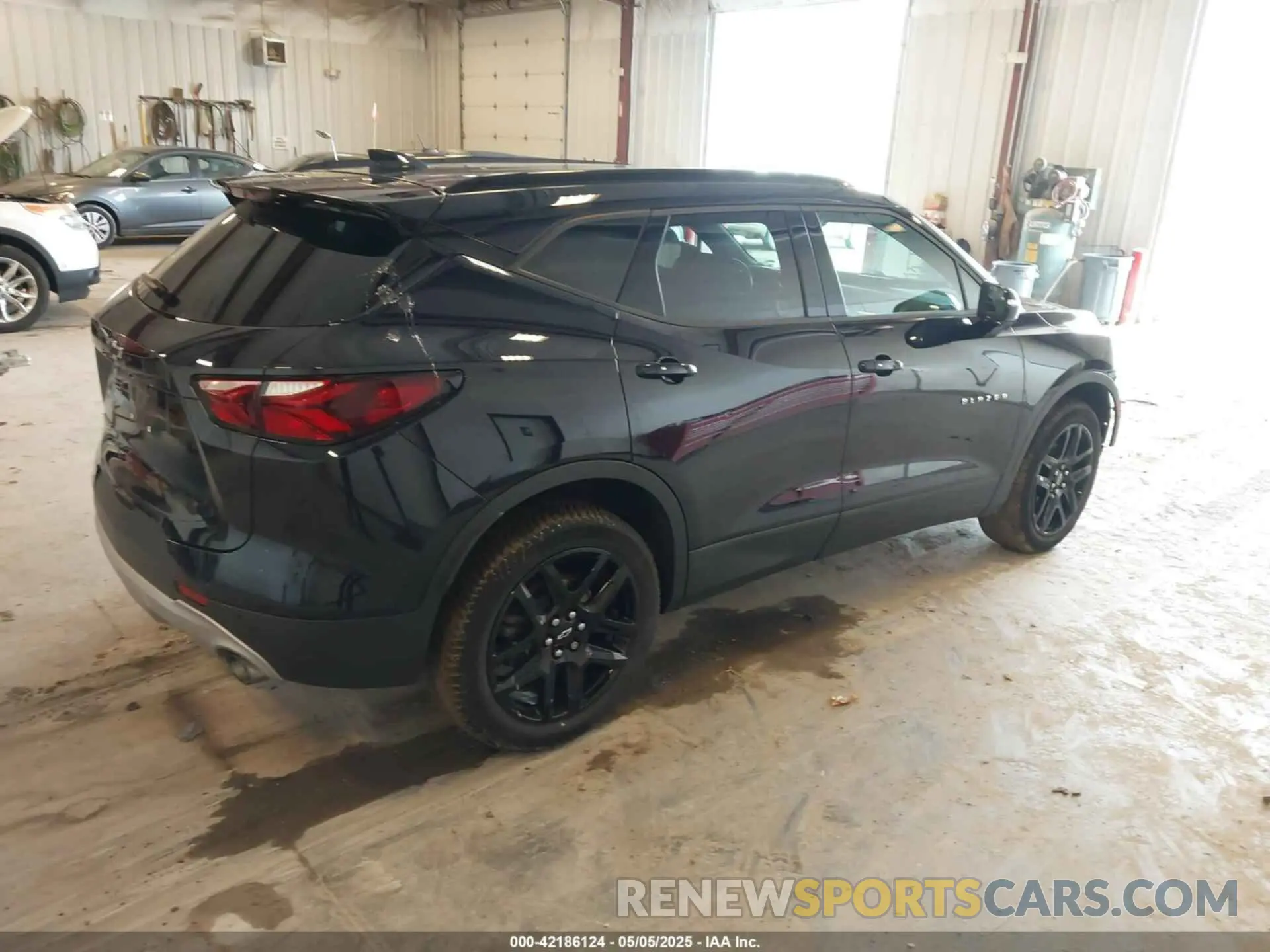 4 Photograph of a damaged car 3GNKBHRS0LS531984 CHEVROLET BLAZER 2020
