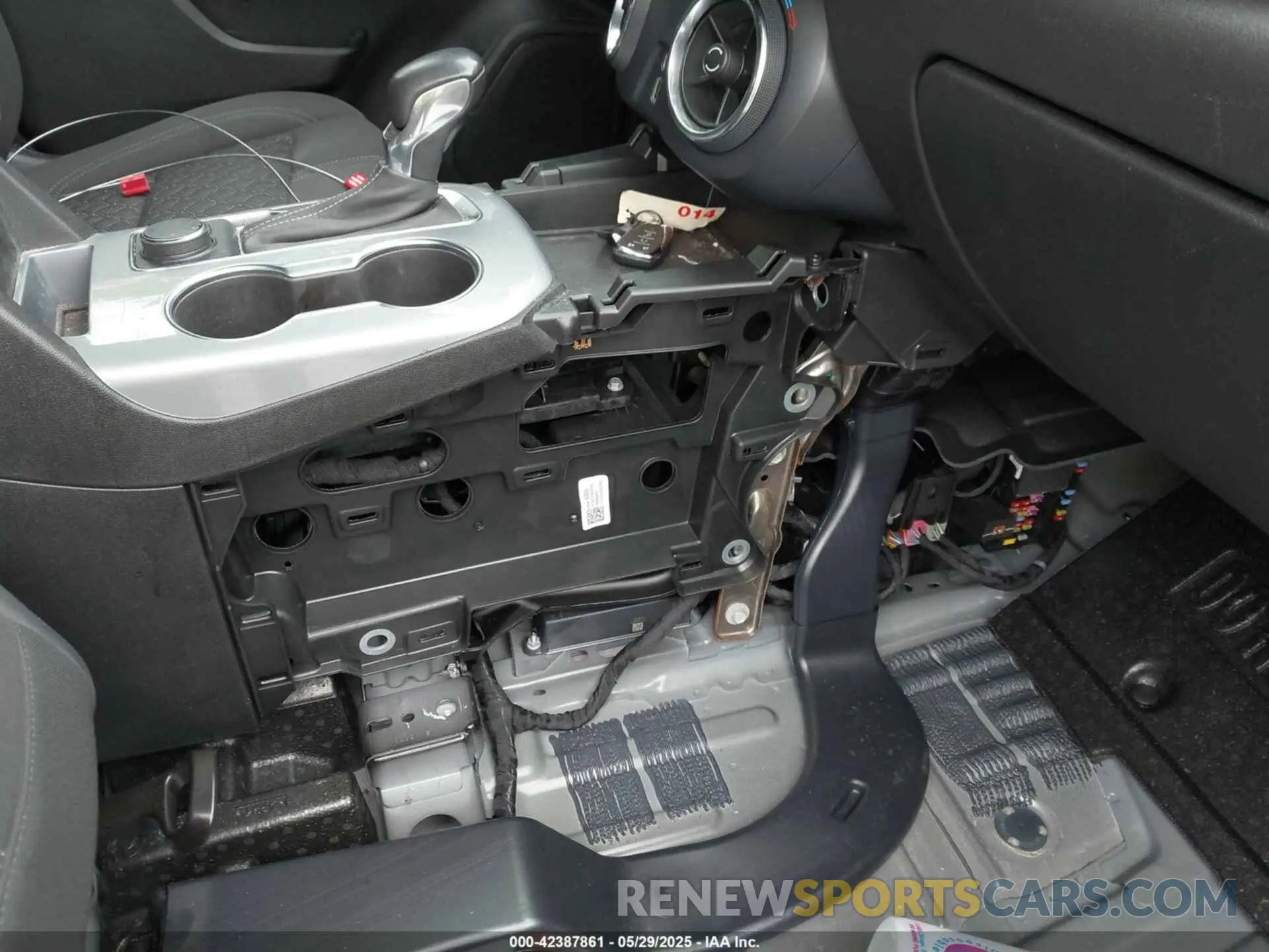 12 Photograph of a damaged car 3GNKBHRS0LS660047 CHEVROLET BLAZER 2020