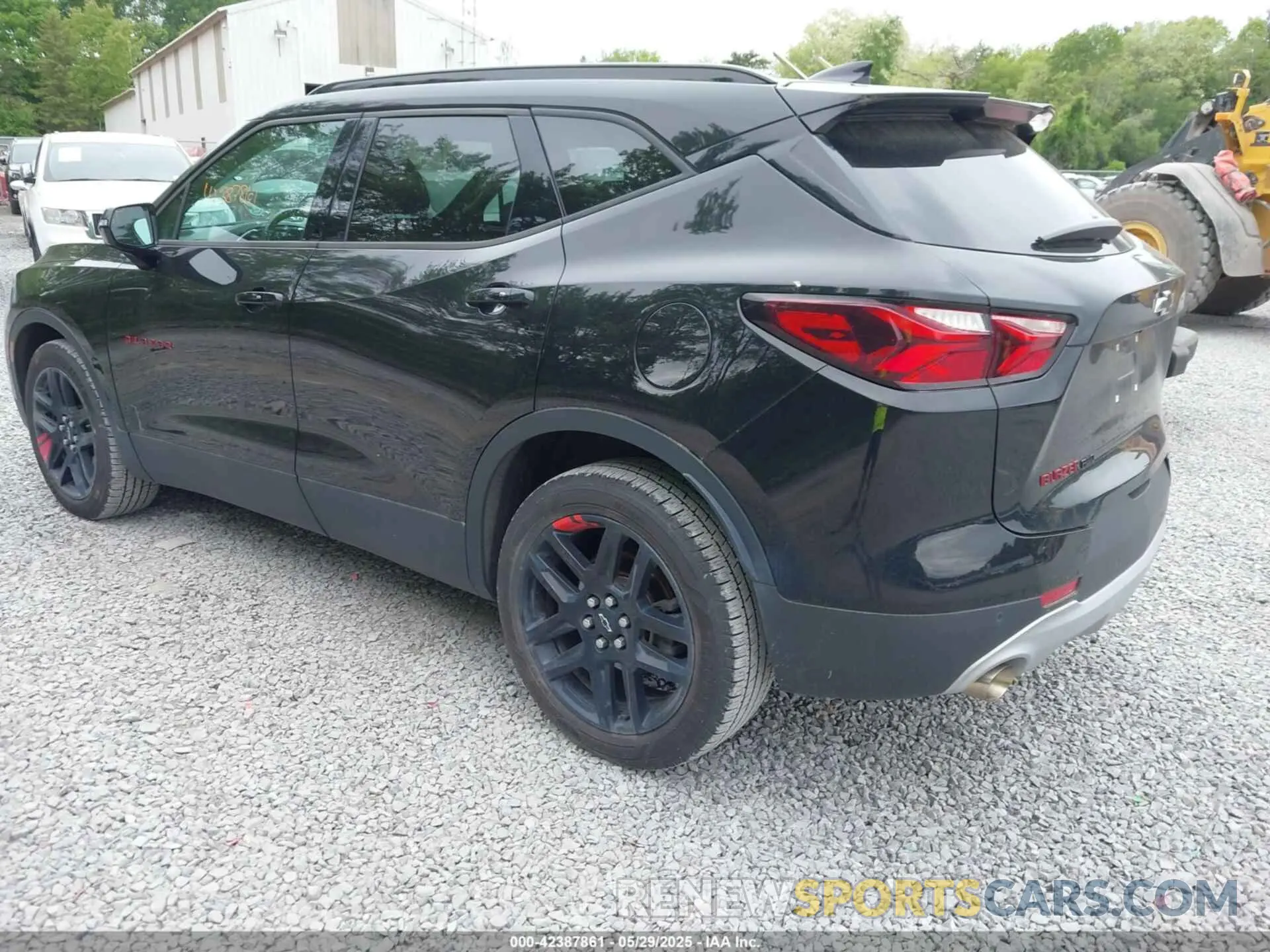 3 Photograph of a damaged car 3GNKBHRS0LS660047 CHEVROLET BLAZER 2020