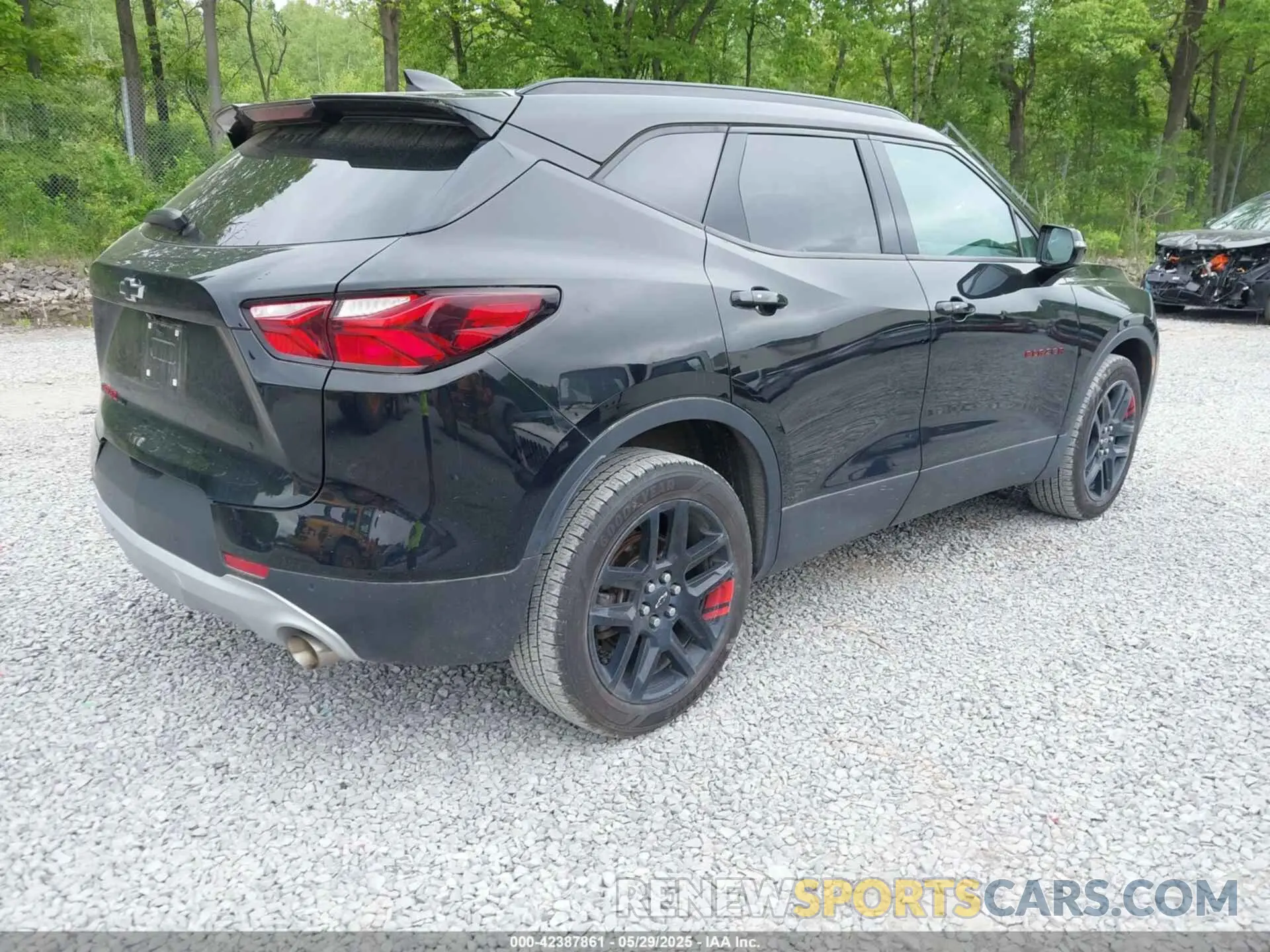 4 Photograph of a damaged car 3GNKBHRS0LS660047 CHEVROLET BLAZER 2020