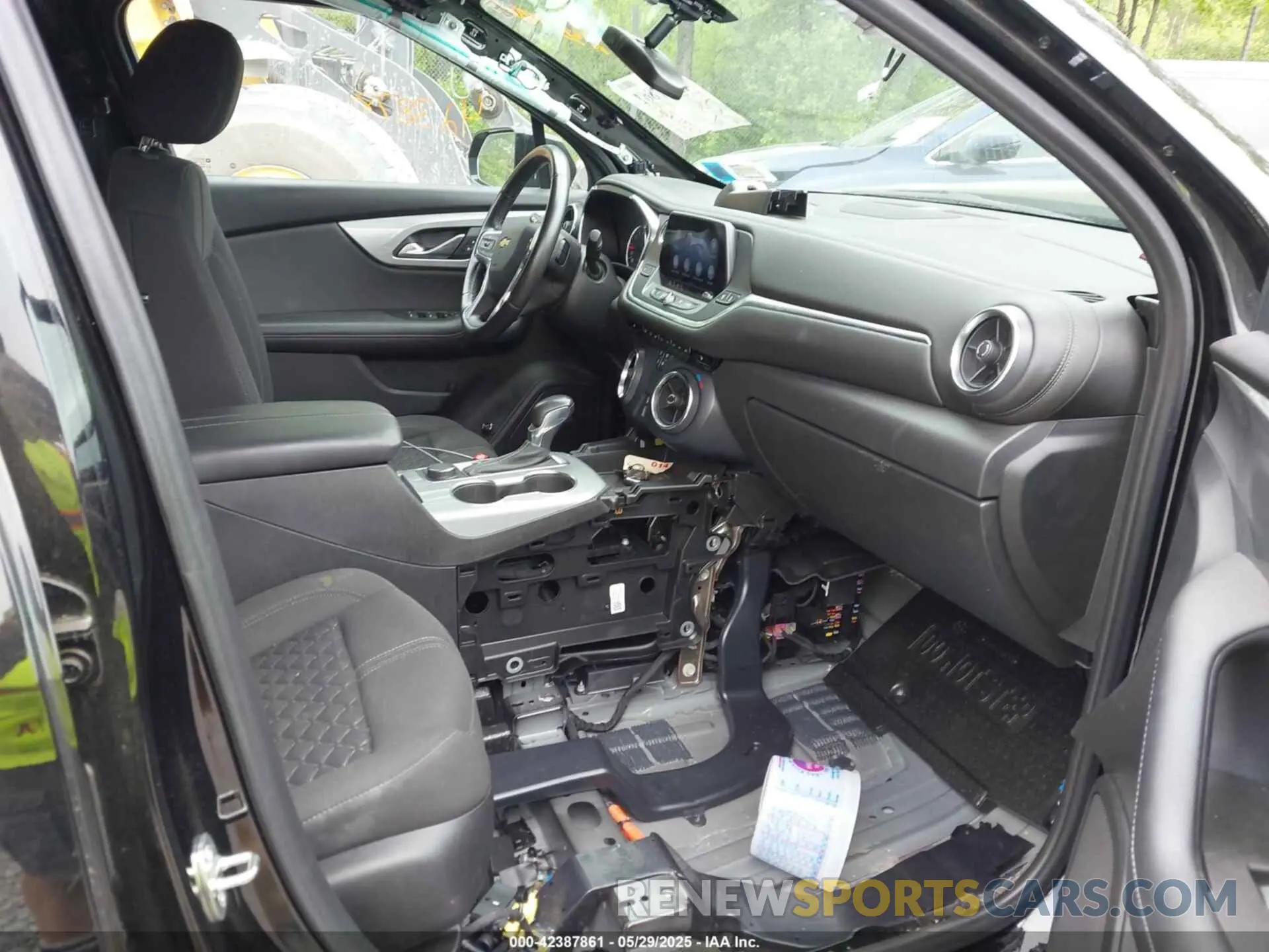 5 Photograph of a damaged car 3GNKBHRS0LS660047 CHEVROLET BLAZER 2020