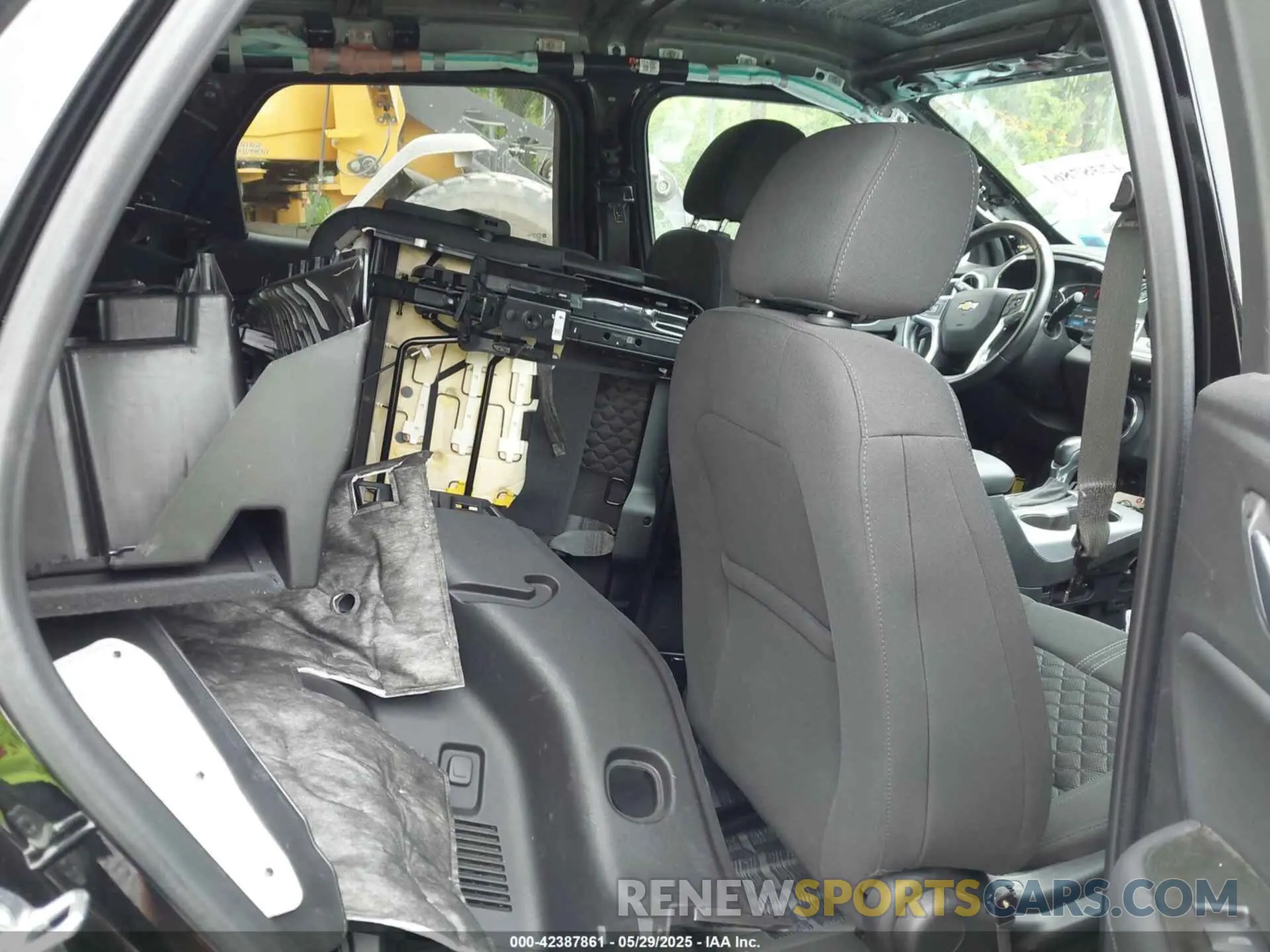 8 Photograph of a damaged car 3GNKBHRS0LS660047 CHEVROLET BLAZER 2020
