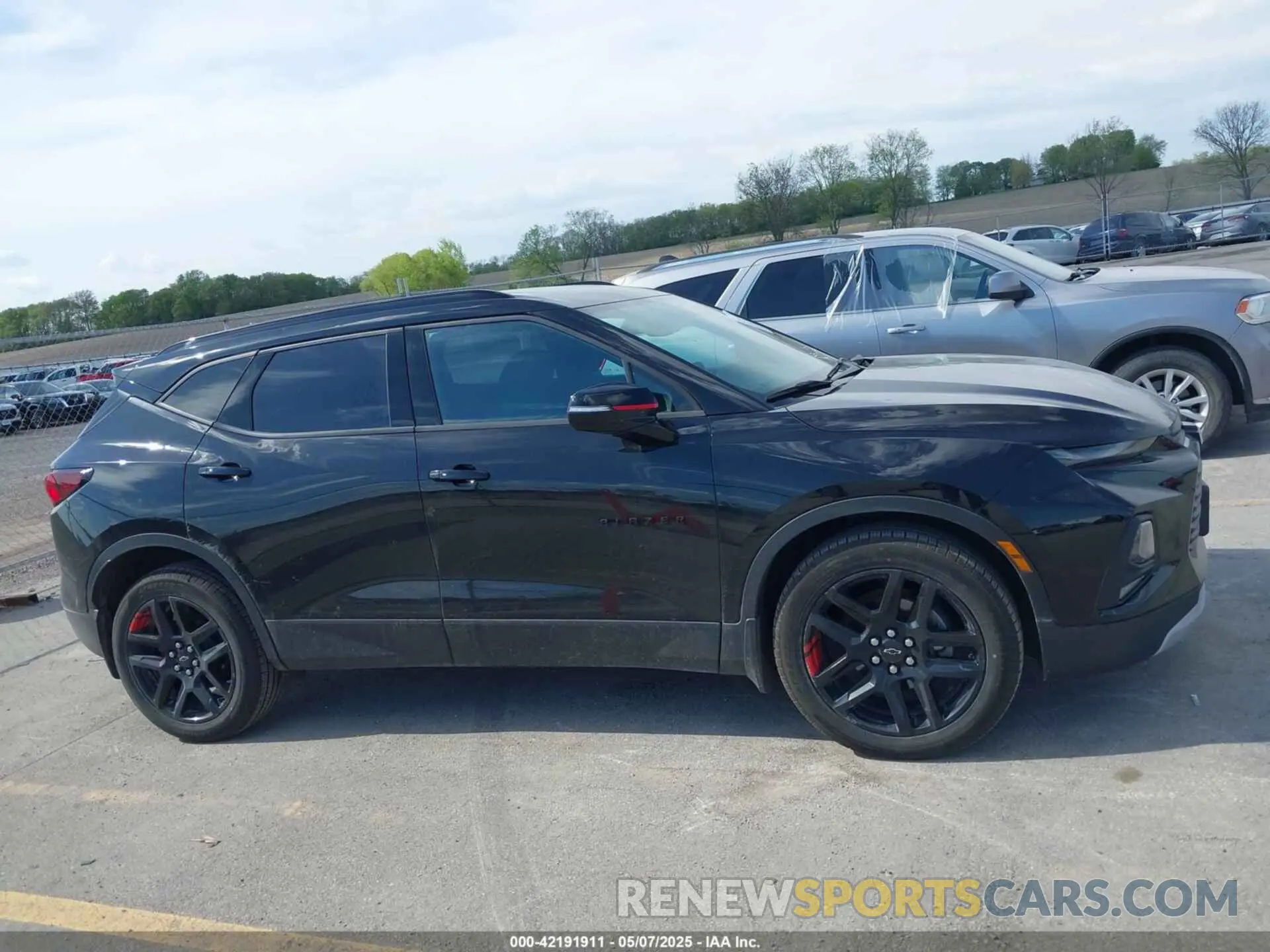 13 Photograph of a damaged car 3GNKBHRS4LS608775 CHEVROLET BLAZER 2020