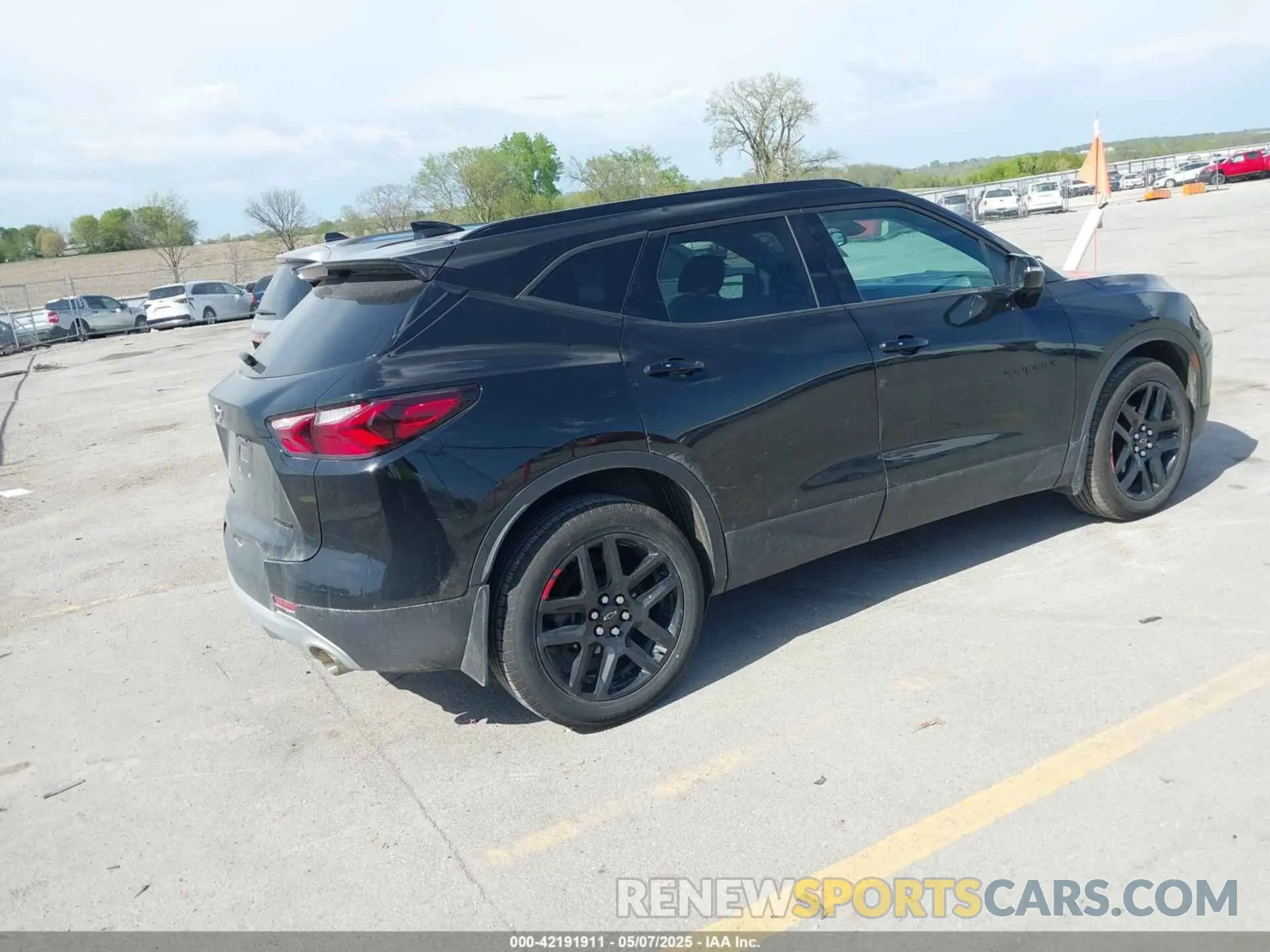 4 Photograph of a damaged car 3GNKBHRS4LS608775 CHEVROLET BLAZER 2020
