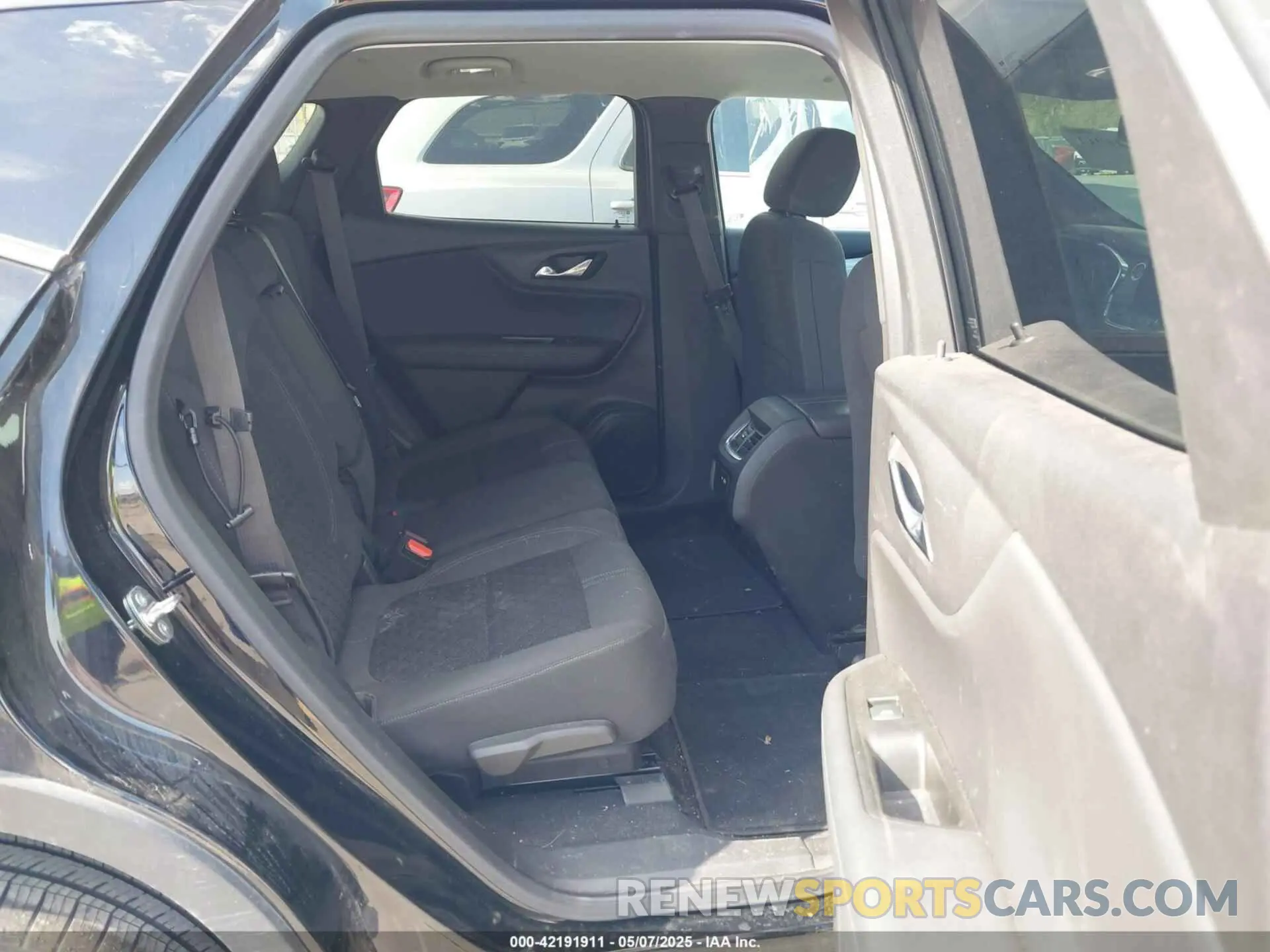 8 Photograph of a damaged car 3GNKBHRS4LS608775 CHEVROLET BLAZER 2020