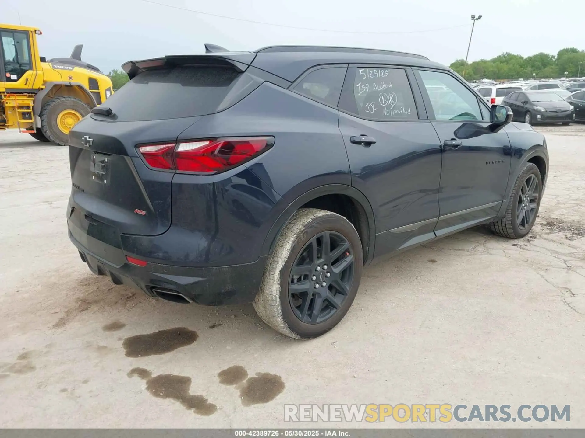 4 Photograph of a damaged car 3GNKBKRS9LS669925 CHEVROLET BLAZER 2020