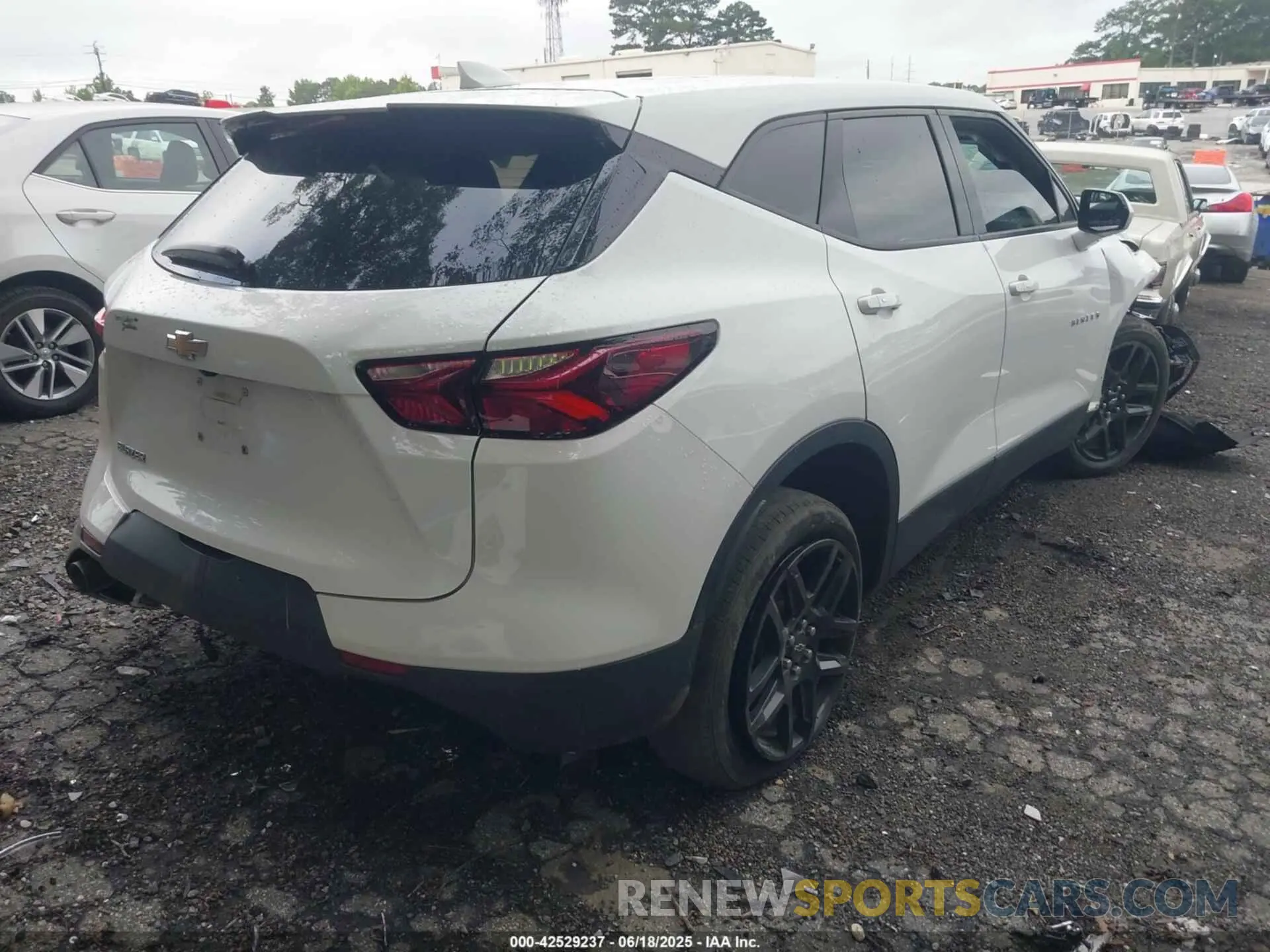 4 Photograph of a damaged car 3GNKBBRA6MS519022 CHEVROLET BLAZER 2021
