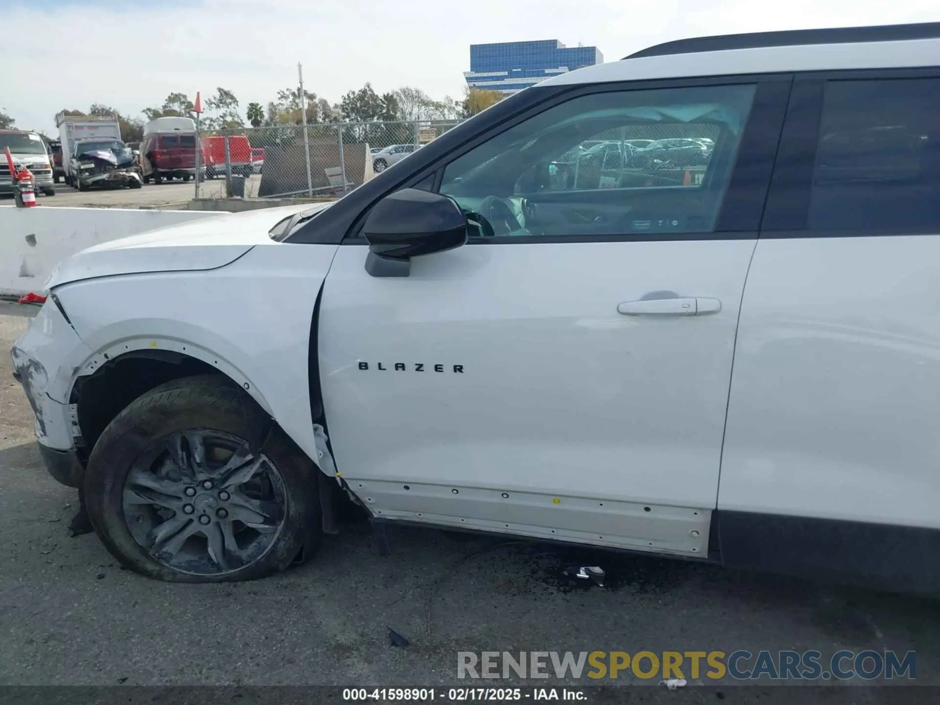 17 Photograph of a damaged car 3GNKBBRAXMS569647 CHEVROLET BLAZER 2021