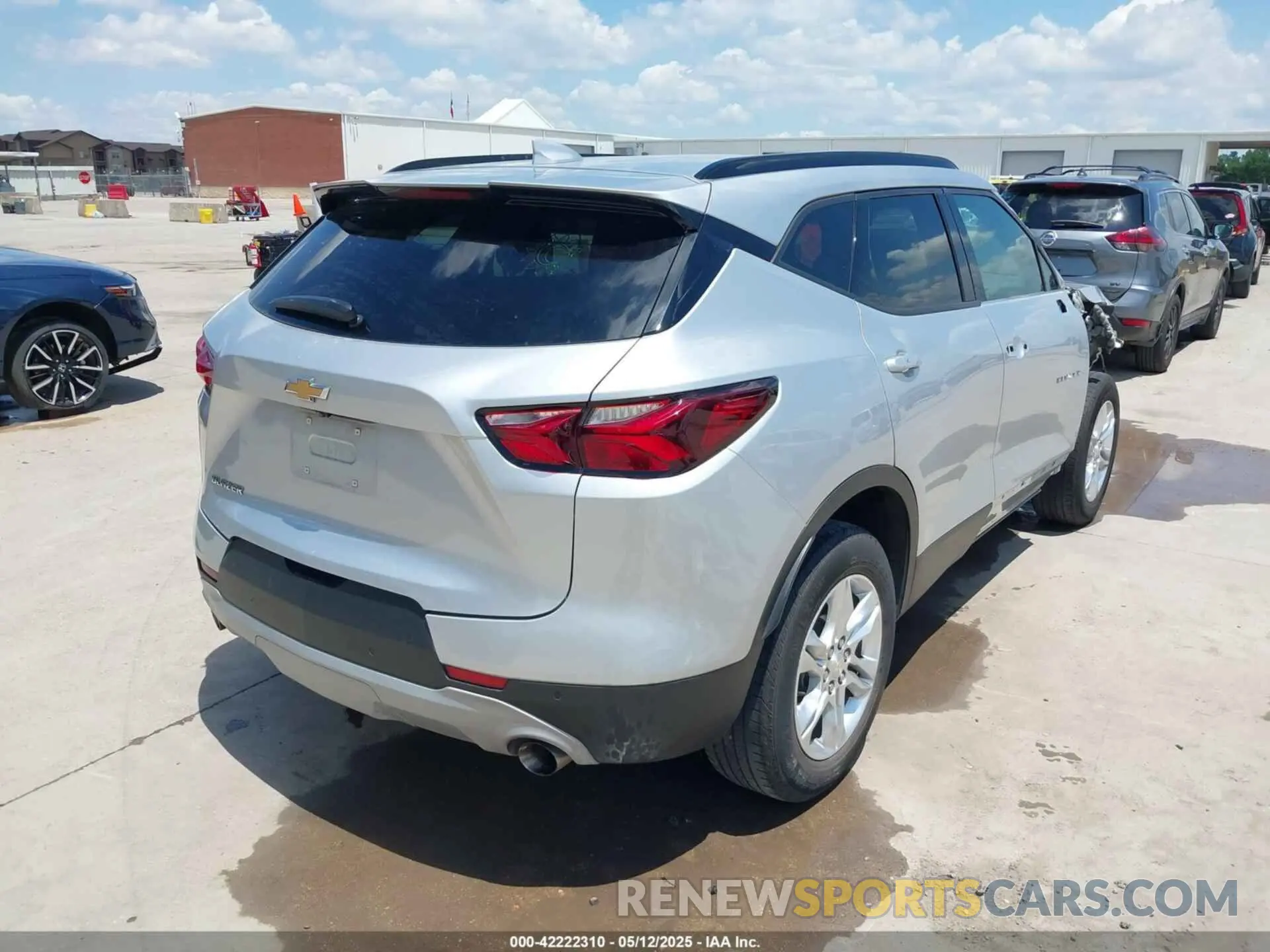 4 Photograph of a damaged car 3GNKBCR47MS577835 CHEVROLET BLAZER 2021