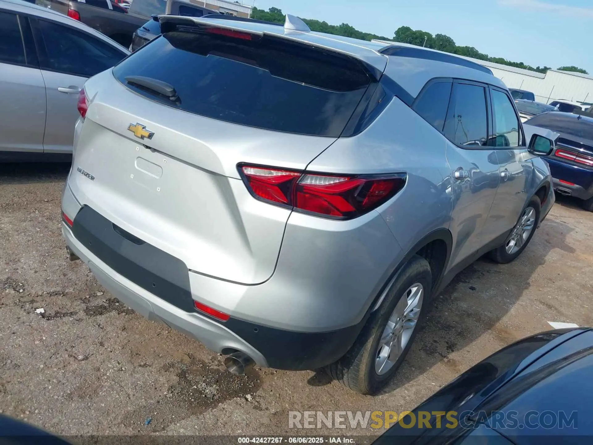 4 Photograph of a damaged car 3GNKBCRS1MS509576 CHEVROLET BLAZER 2021