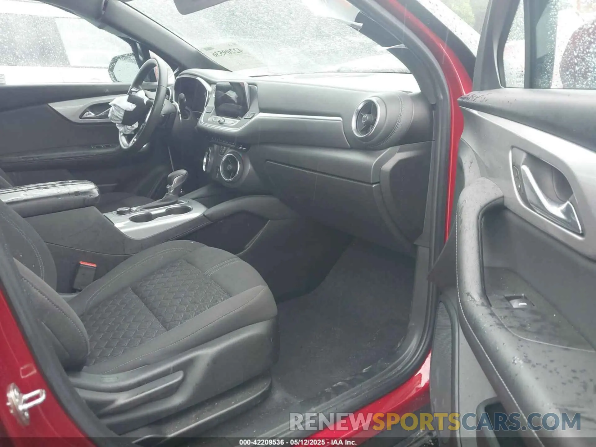 5 Photograph of a damaged car 3GNKBCRS8MS563912 CHEVROLET BLAZER 2021